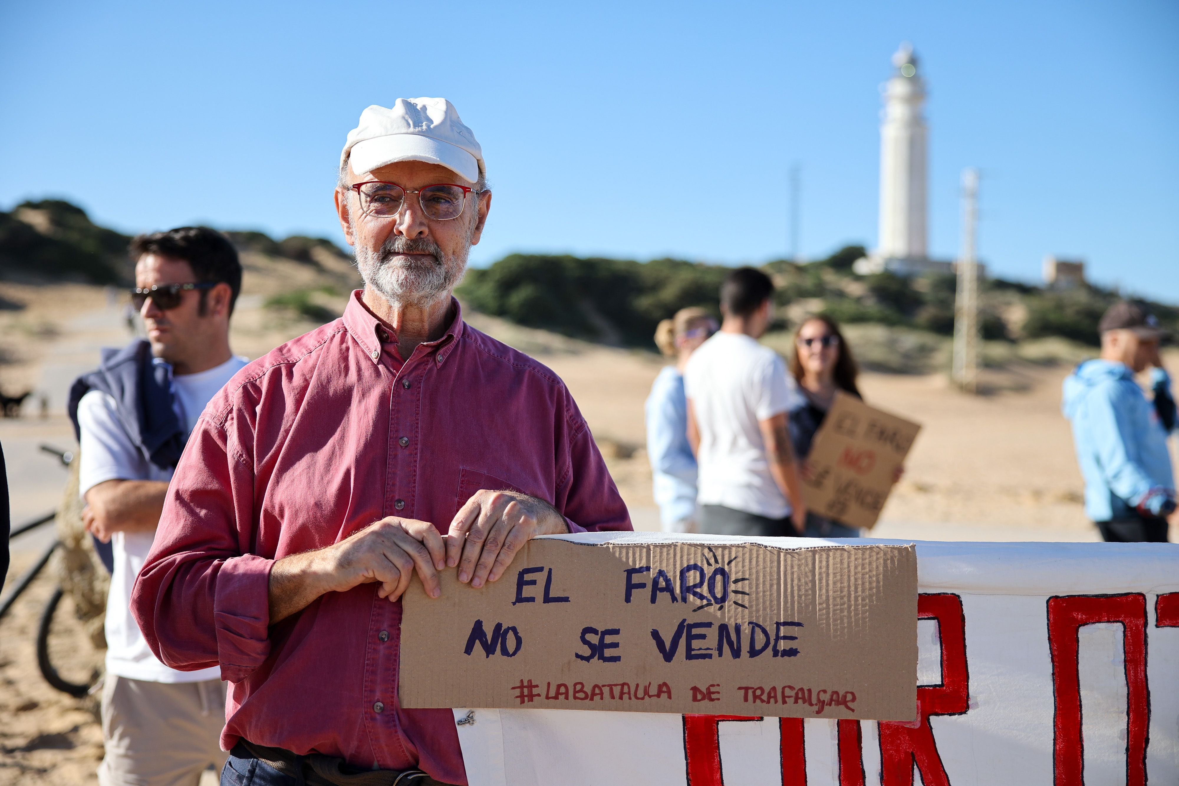 Daniel López Marijuán, durante una protesta contra la explotación privada del faro y su entorno.