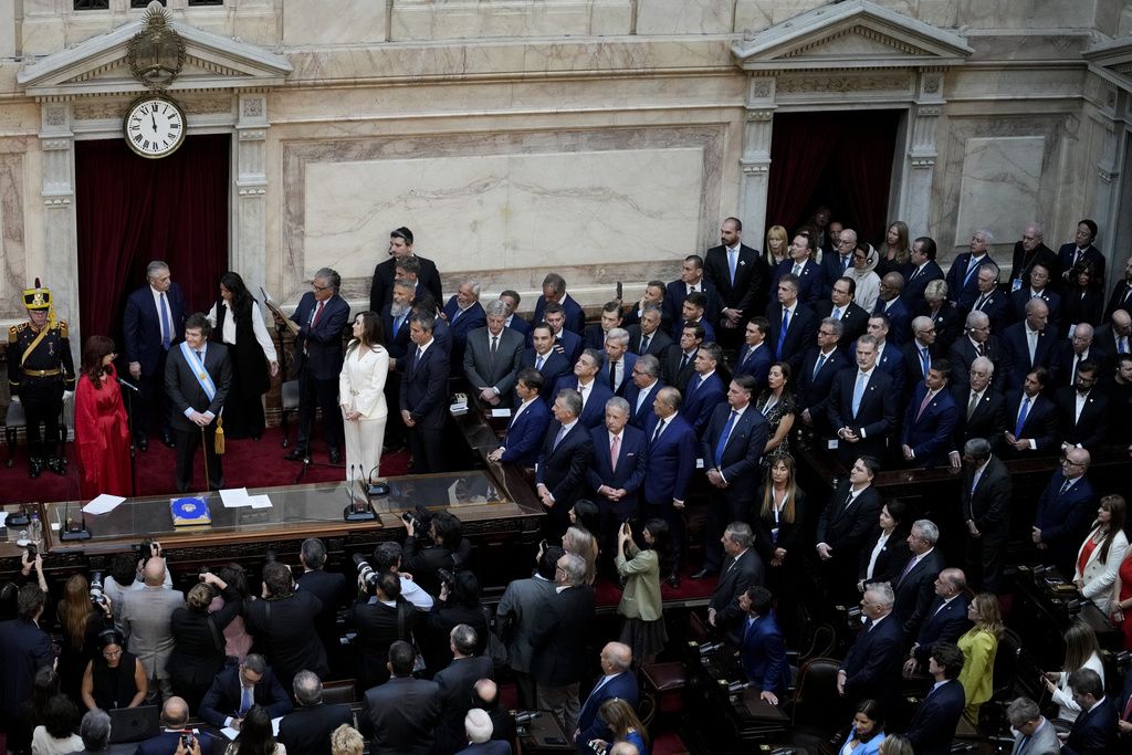 Milei, este pasado domingo, en su toma de posesión como nuevo presidente de Argentina, en una imagen de la Embajada de EEUU en el país argentino. Milei, este pasado domingo, en su toma de posesión como nuevo presidente de Argentina, en una imagen de la Embajada de EEUU en el país argentino.