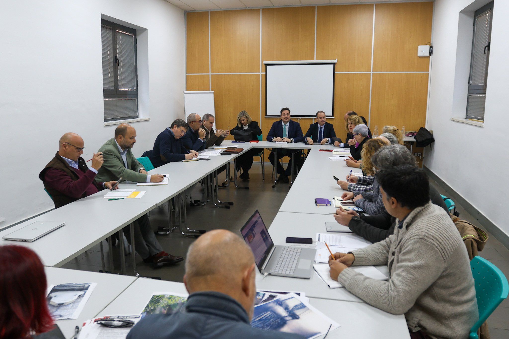 La esperada reunión entre vecinos, administraciones y Endesa por los cortes de luz.
