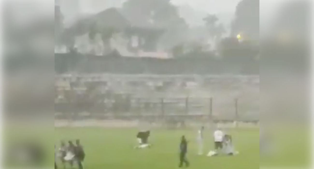La víctima y los heridos, en el campo tras la caída del rayo. La víctima y los heridos, en el campo tras la caída del rayo.