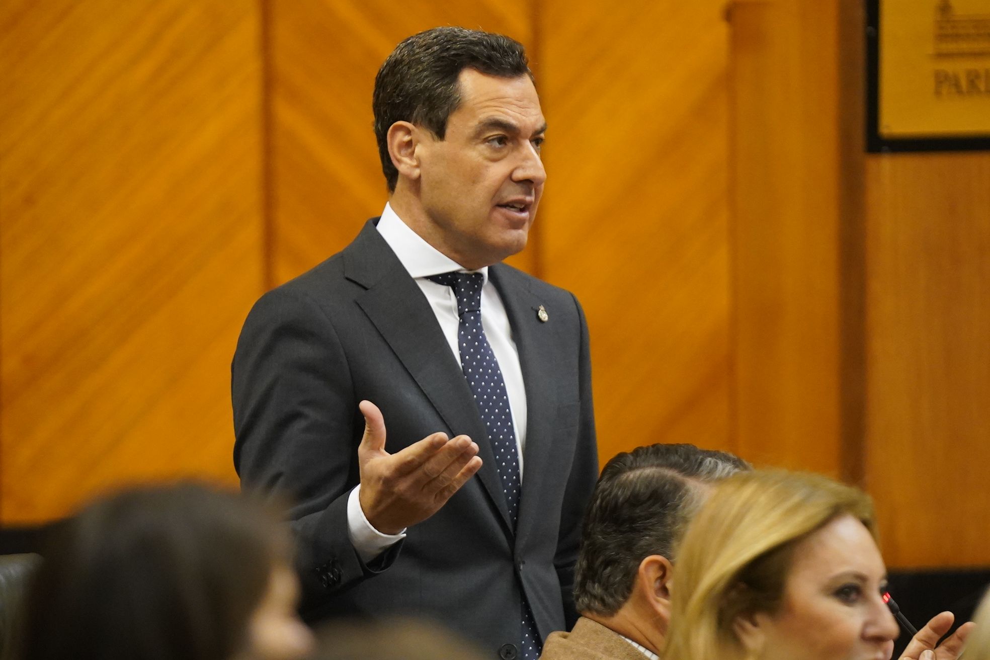 Juanma Moreno durante la sesión de control en el Parlamento.. Juanma Moreno durante la sesión de control en el Parlamento..