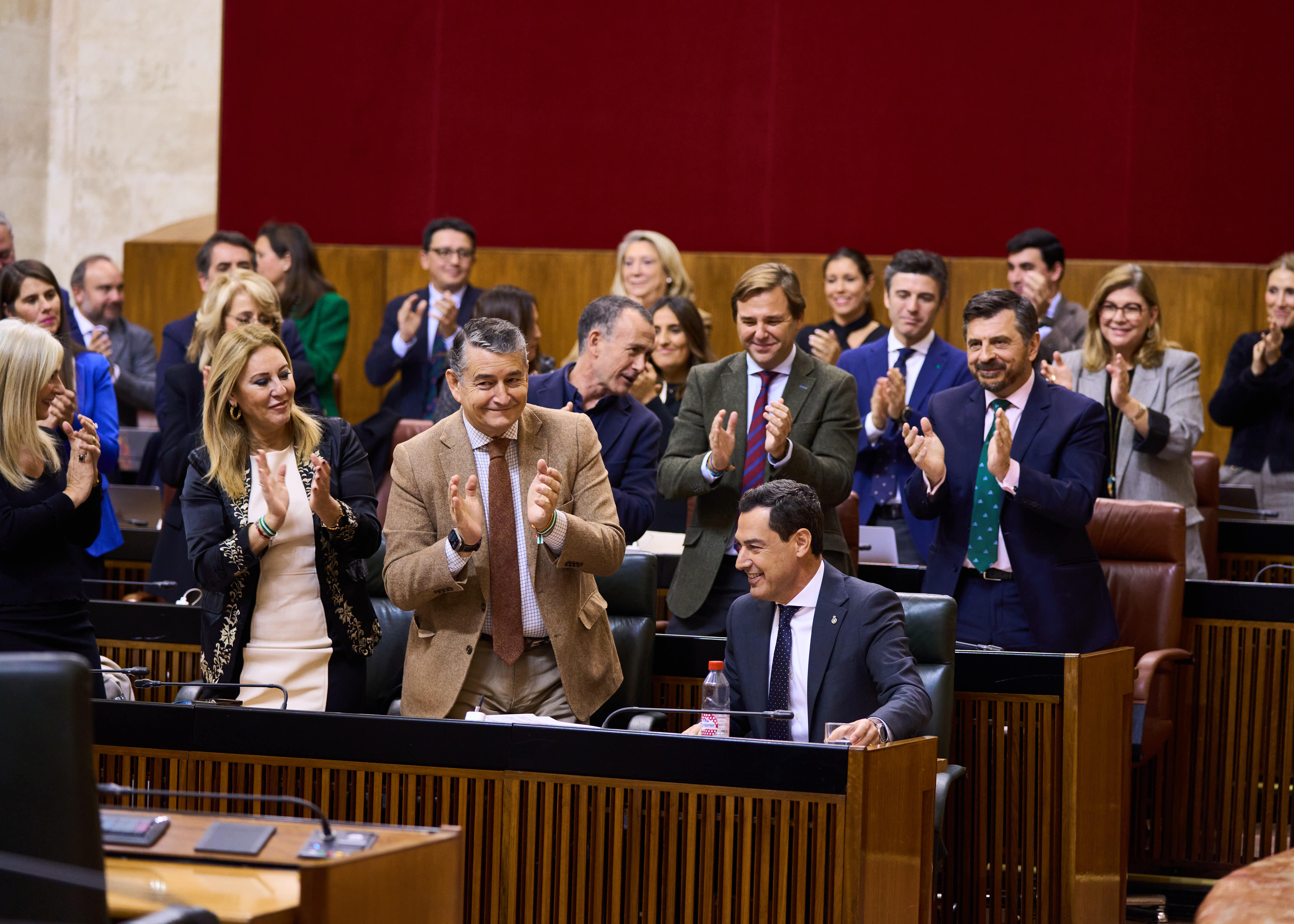 Juanma Moreno aplaudido por toda la bancada del PP. Juanma Moreno aplaudido por toda la bancada del PP.