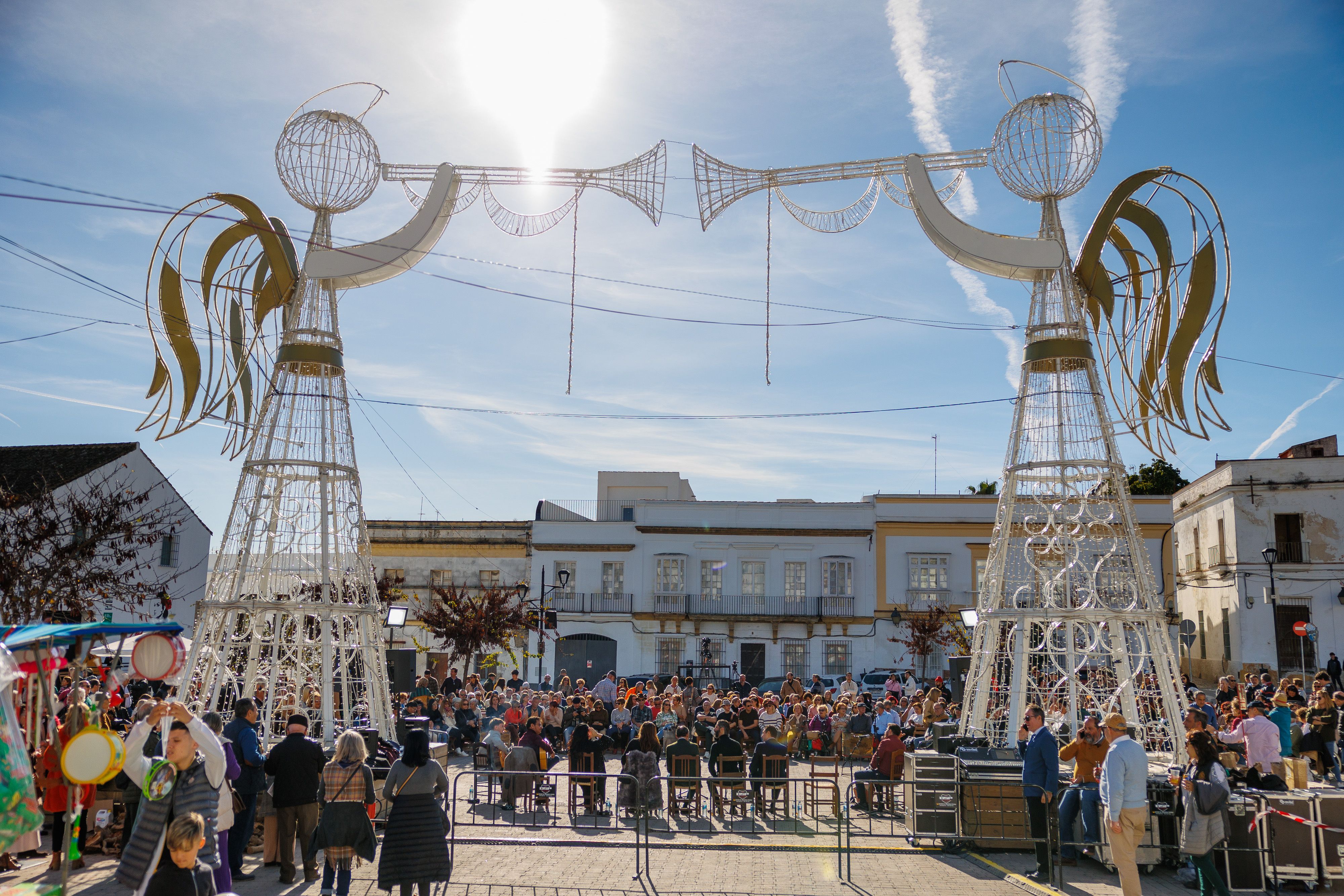 La Plaza Belén acogía este año la conmemoración de la Zambomba BIC bajo un sol de justicia, dejando situaciones dantescas y berlanguianas durante toda la tarde La Plaza Belén acogía este año la conmemoración de la Zambomba BIC bajo un sol de justicia, dejando situaciones dantescas y berlanguianas durante toda la tarde