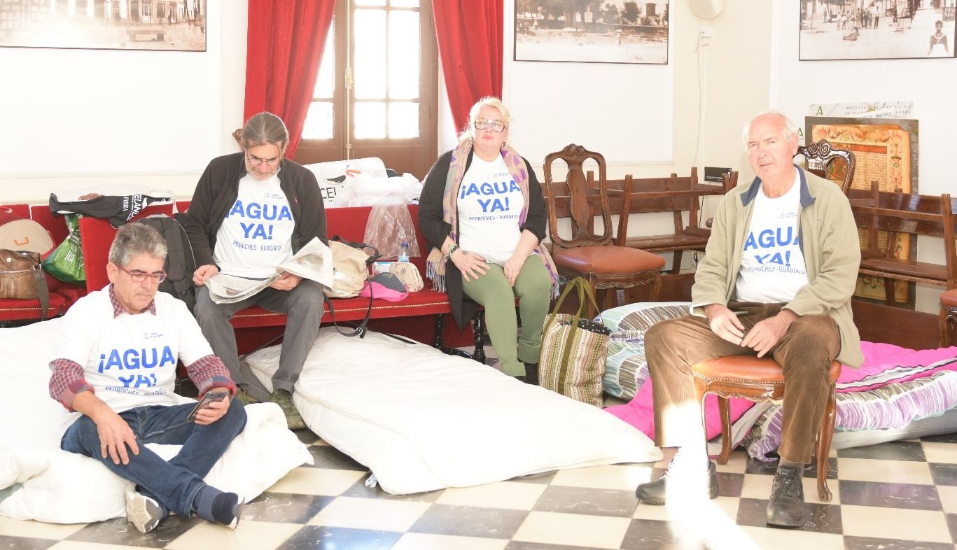 Los miembros de Unidos por el Agua, en huelga de hambre. Los miembros de Unidos por el Agua, en huelga de hambre.