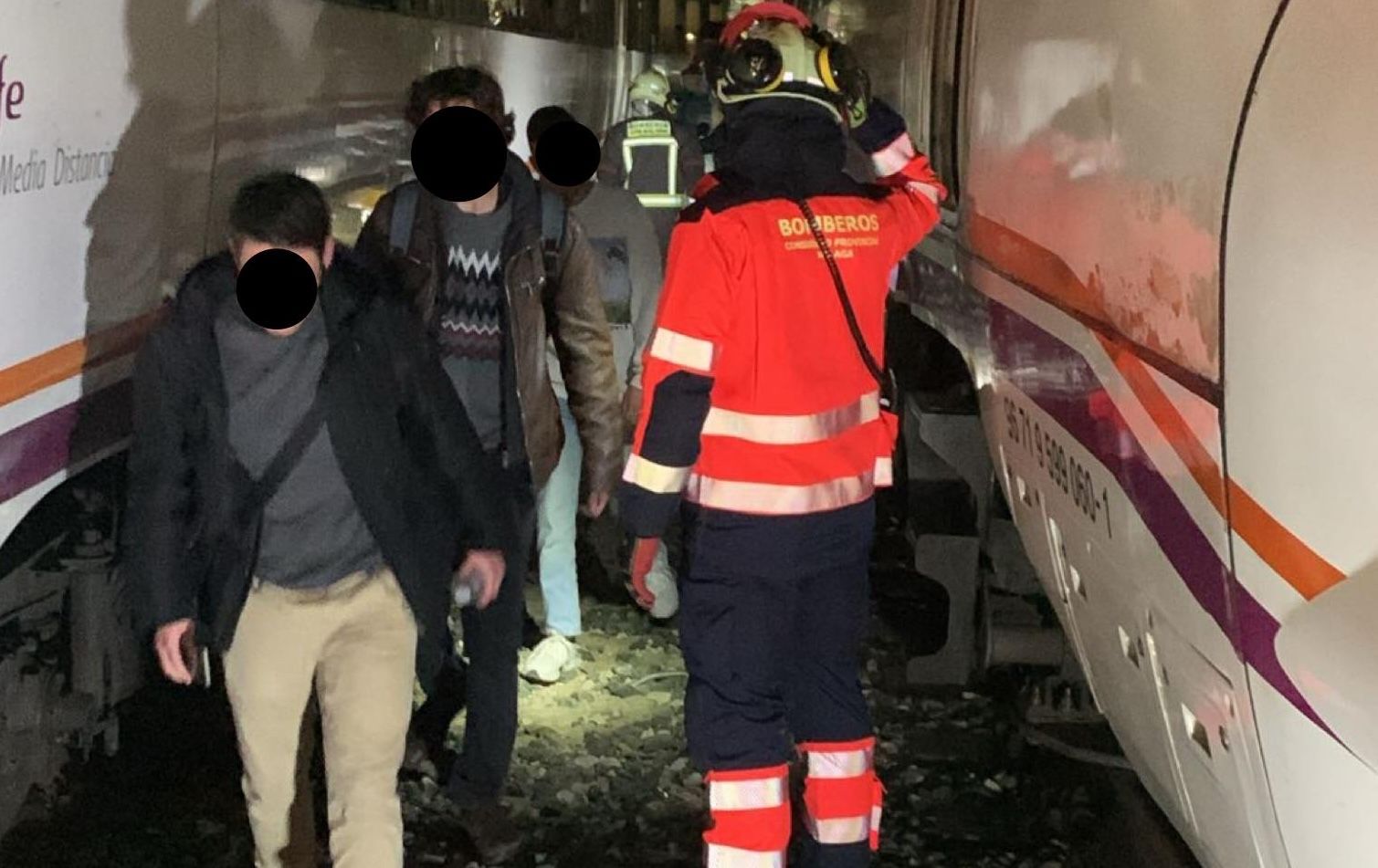 Pasajeros de los trenes, evacuados tras el choque.