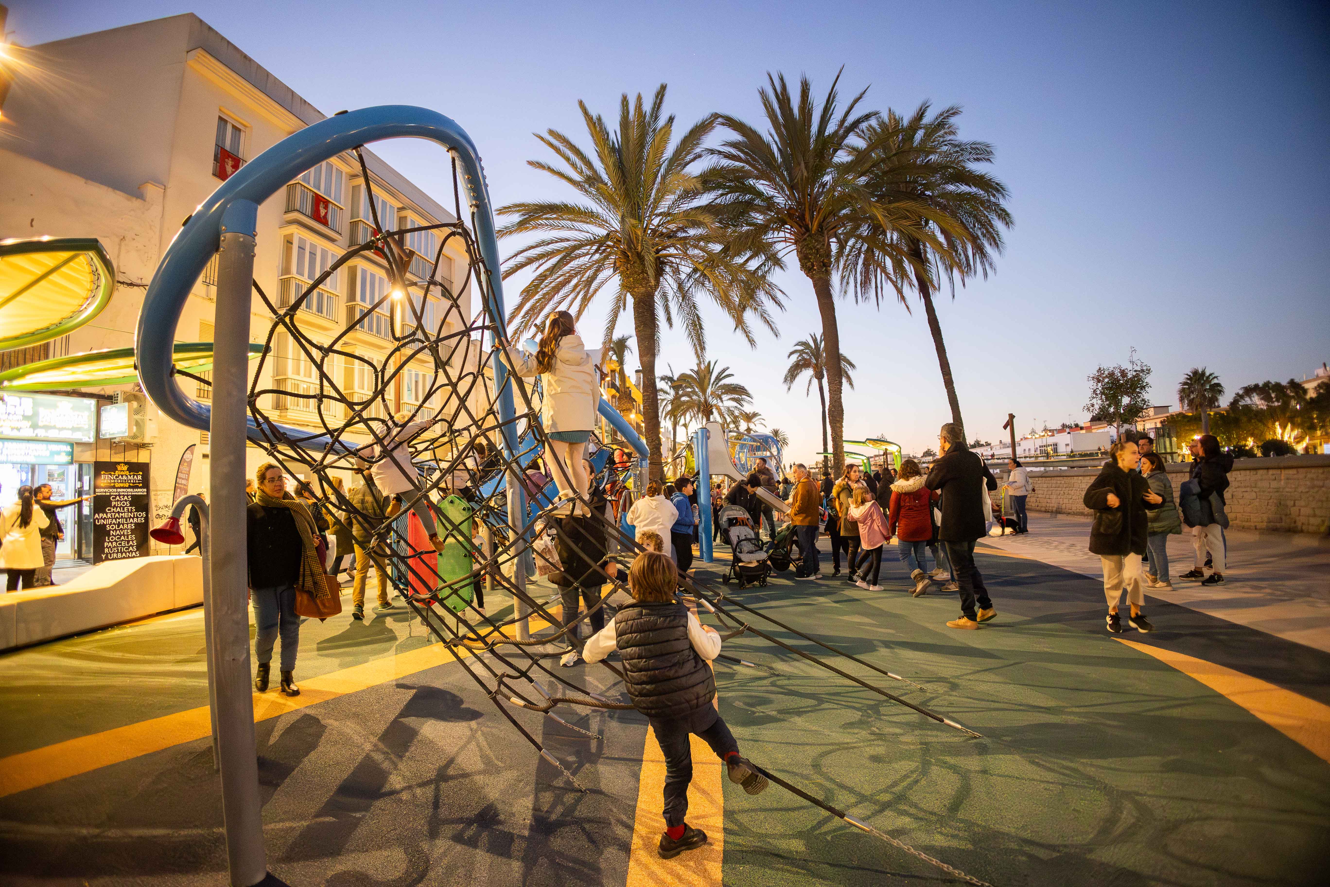 Zona con juegos infantiles.