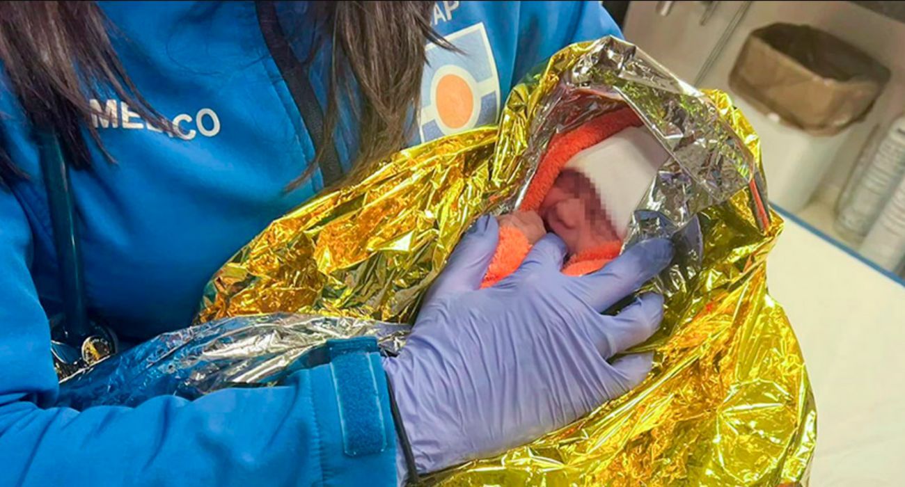 El bebé encontrado en un contenedor de basura en Los Palacios. FOTO: CANAL SUR El bebé encontrado en un contenedor de basura en Los Palacios. FOTO: CANAL SUR