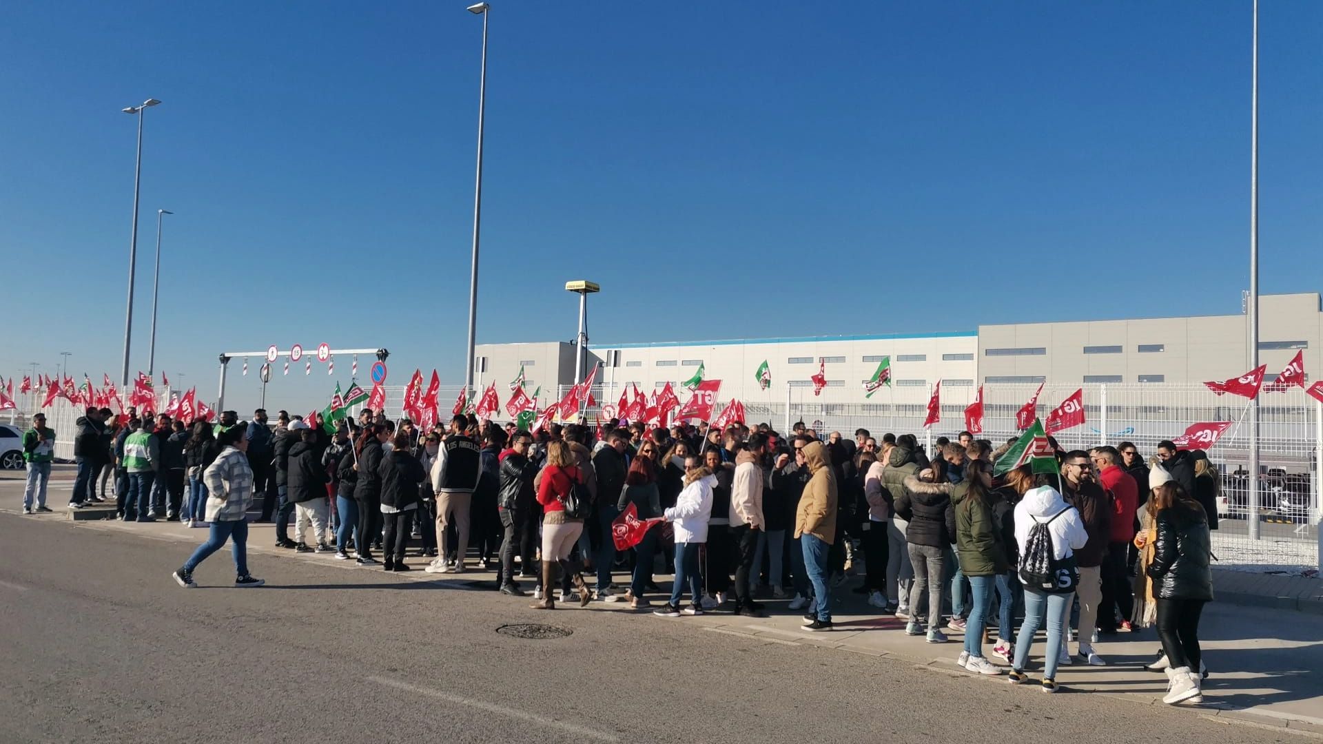 Imagen de las protestas frente al centro de Amazon en Dos Hermanas, Sevilla.