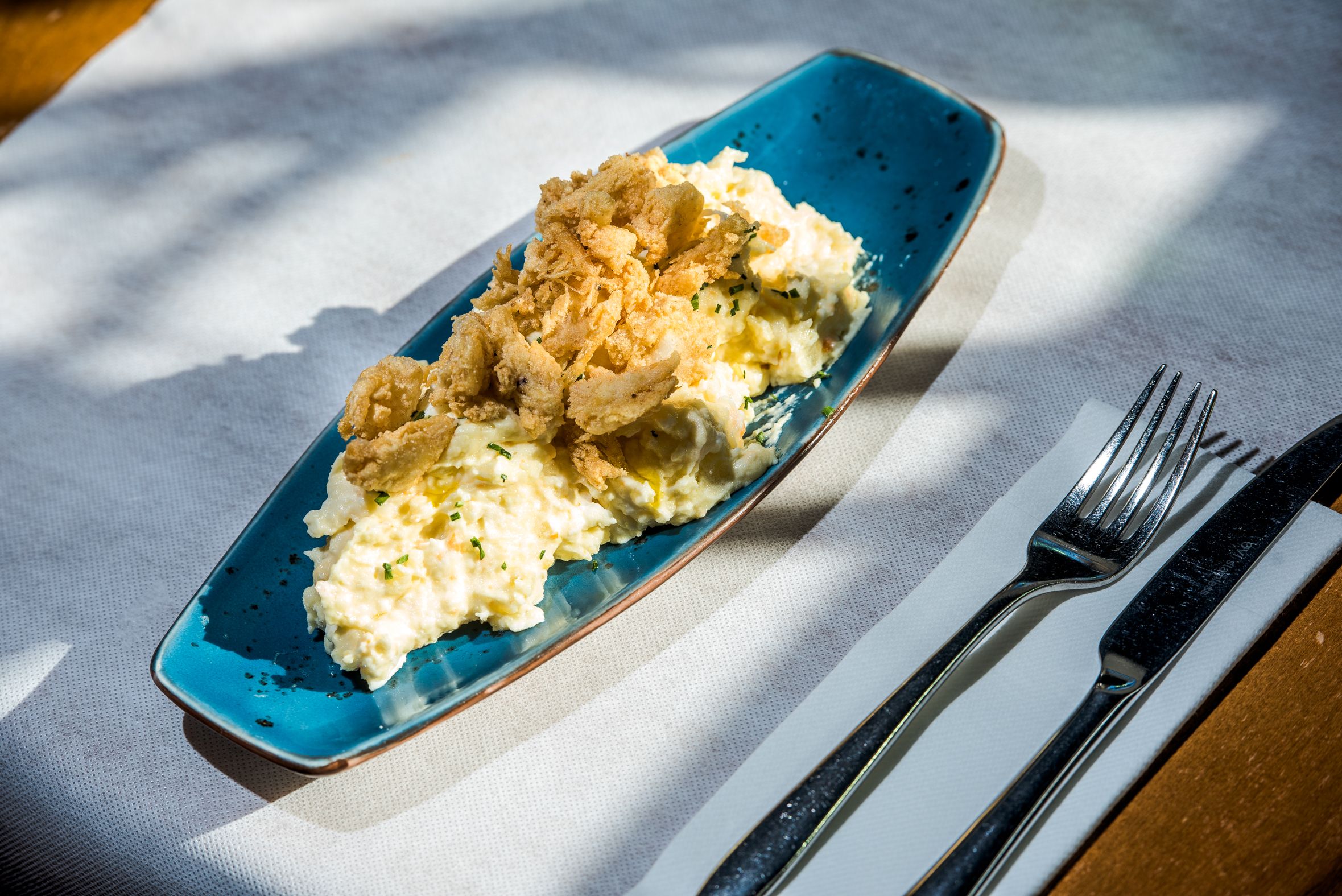 COTIDIANO ENSALADILLA CON GAMBAS FRITAS COMPAS SEVILLA 1