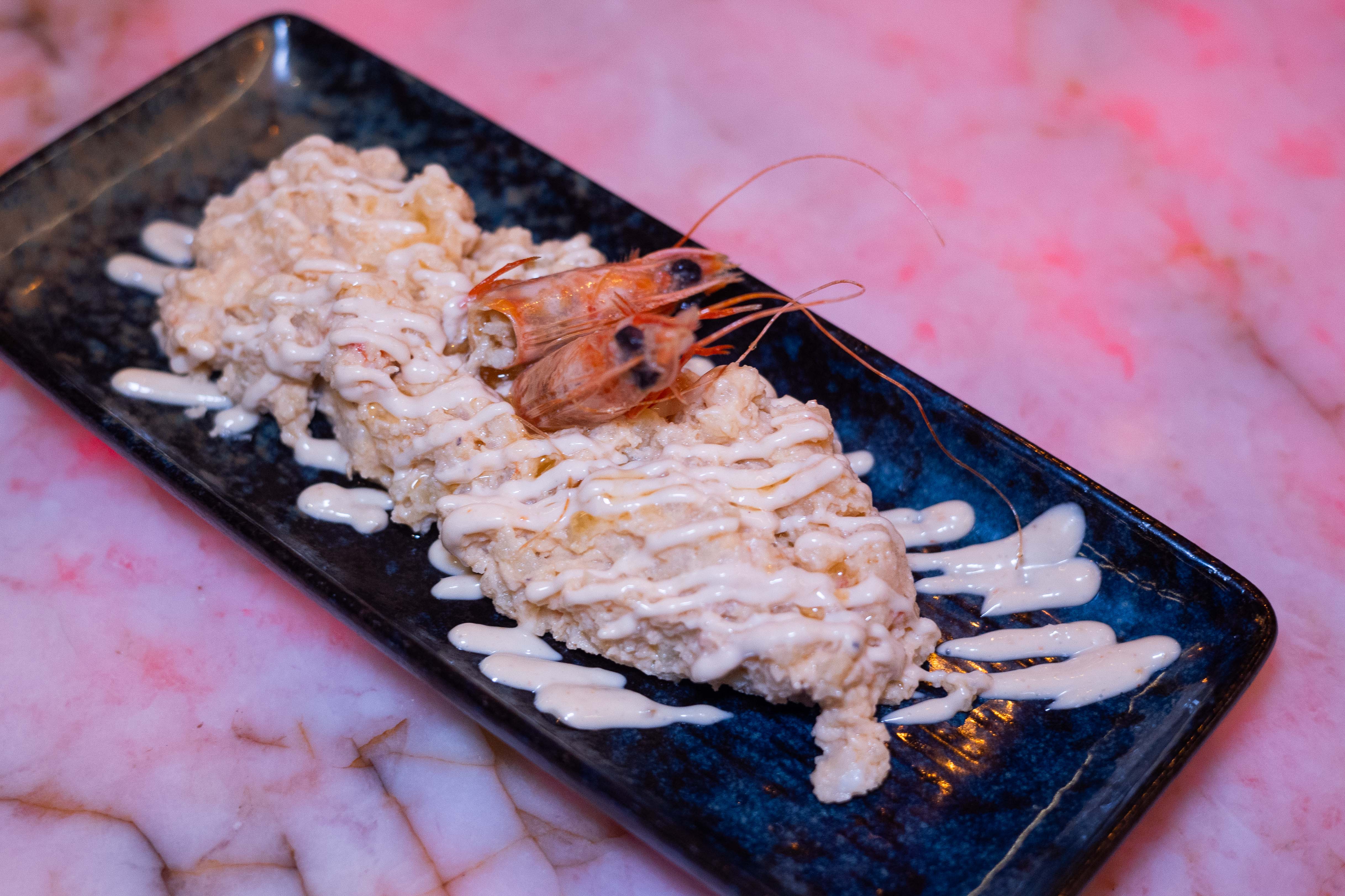 Ensaladilla de langostinos de Sanlúcar al ajillo.