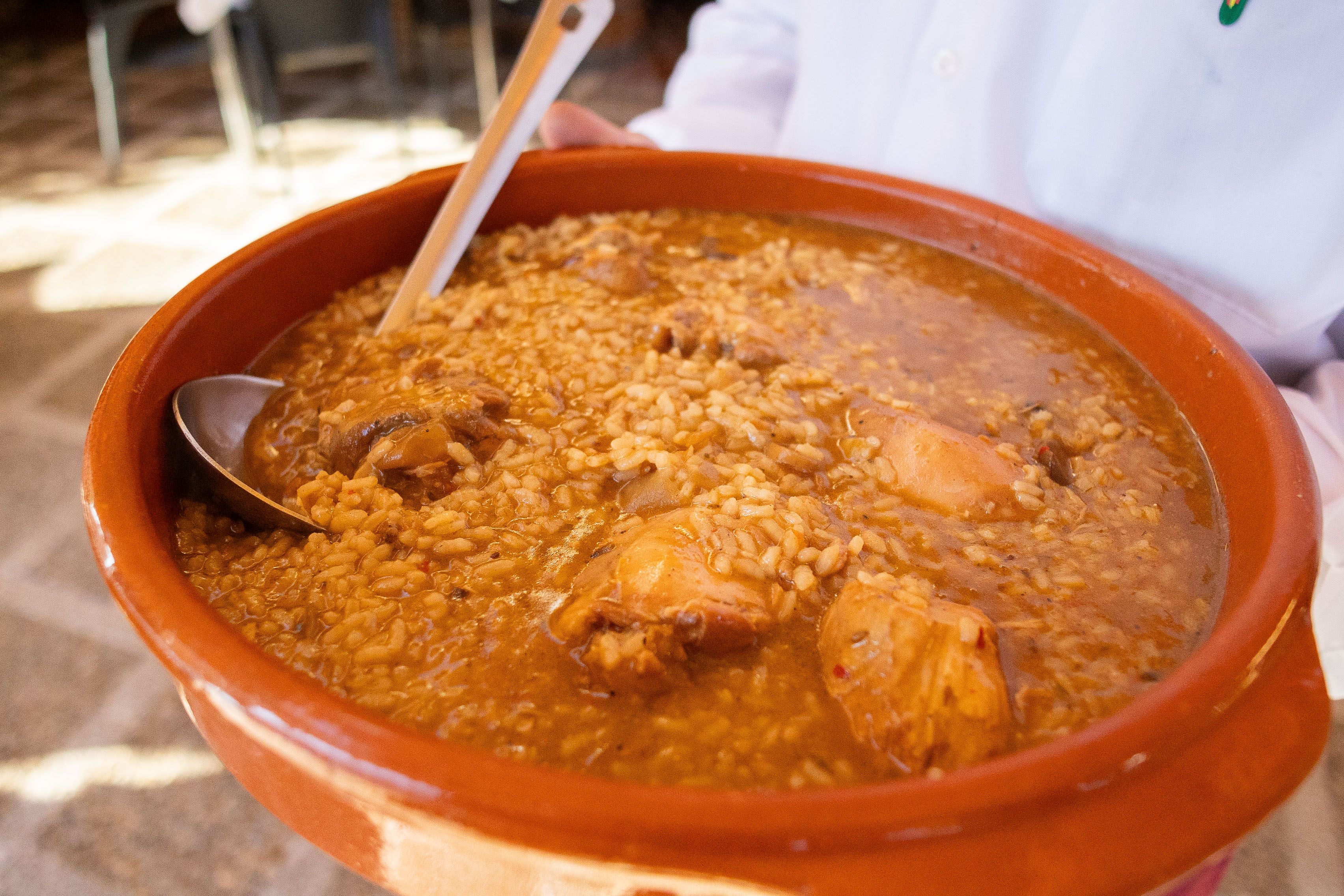Una cazuela de arroz con pollo.