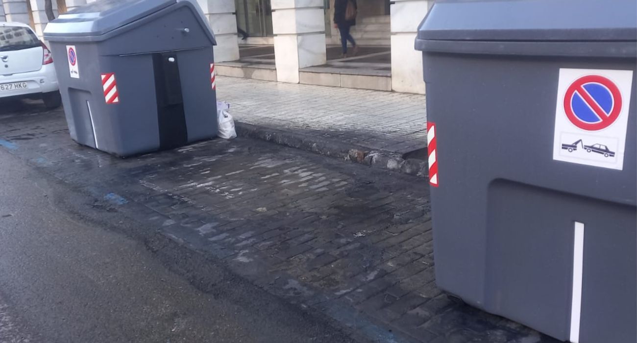 Quema de contenedores en la calle Sevilla de Jerez. Quema de contenedores en la calle Sevilla de Jerez.