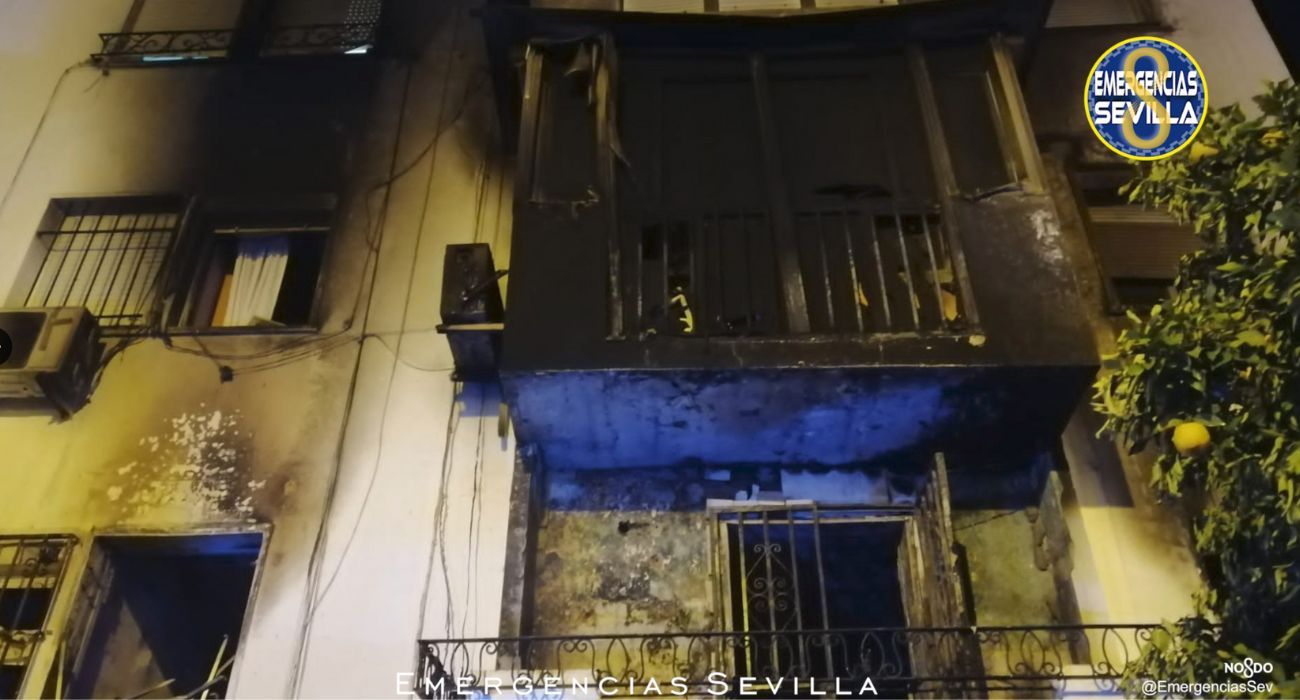 Una vivienda afectada por el fuego en un incendio en Sevilla. Una vivienda afectada por el fuego en un incendio en Sevilla.
