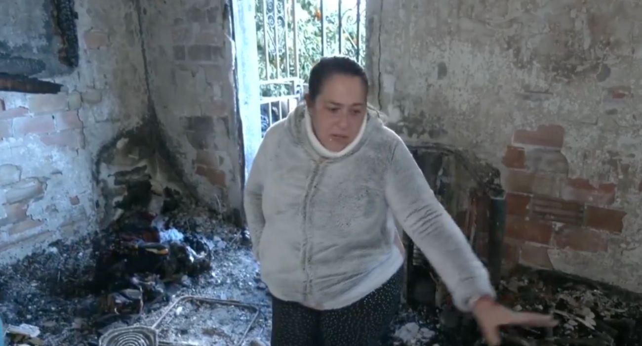 María del Carmen muestra cómo ha quedado tras el incendio la vivienda en la que vivían. María del Carmen muestra cómo ha quedado tras el incendio la vivienda en la que vivían.