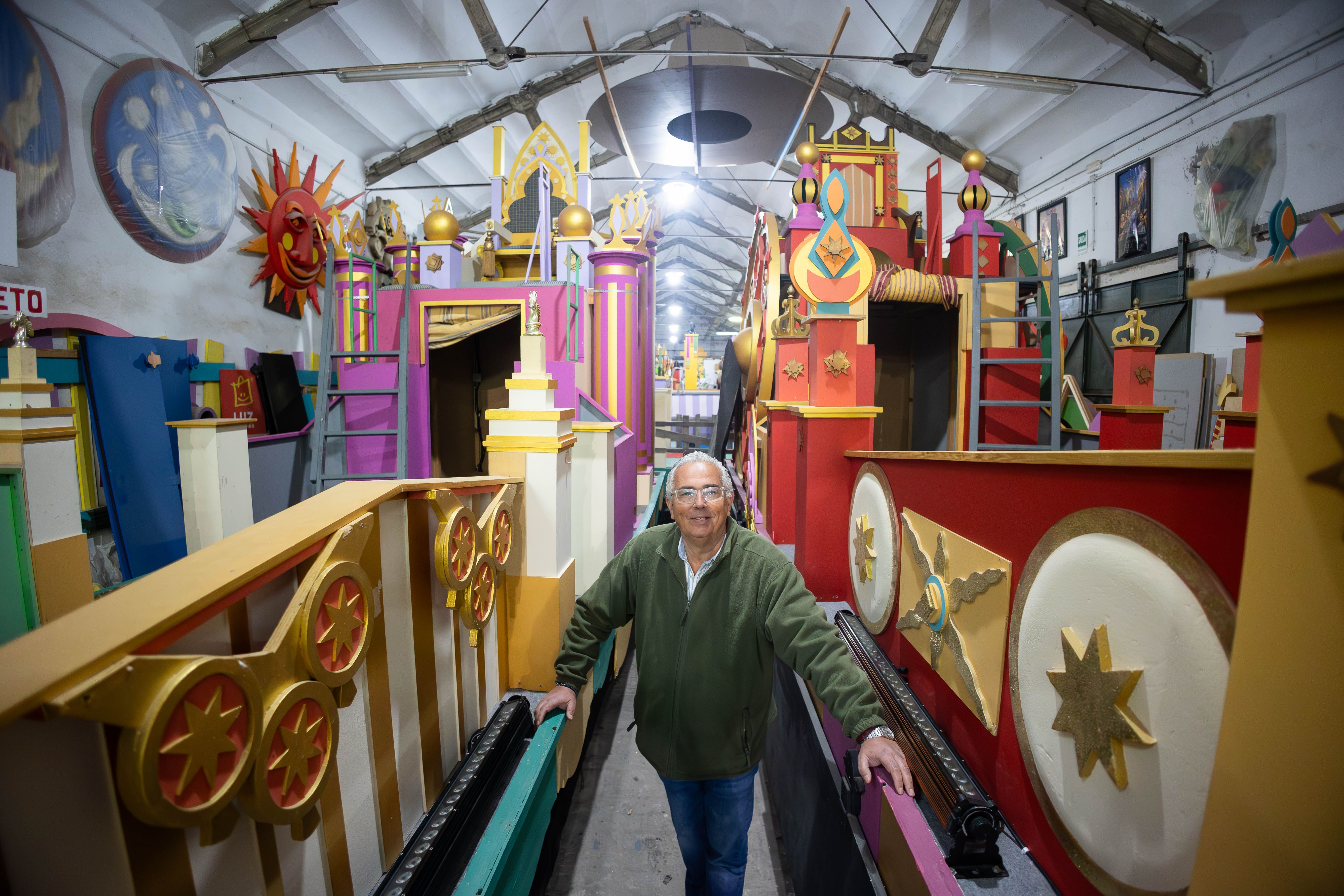 José Cobos, en el Taller de Fiestas de Jerez con dos carrozas de la Cabalgata de Reyes.