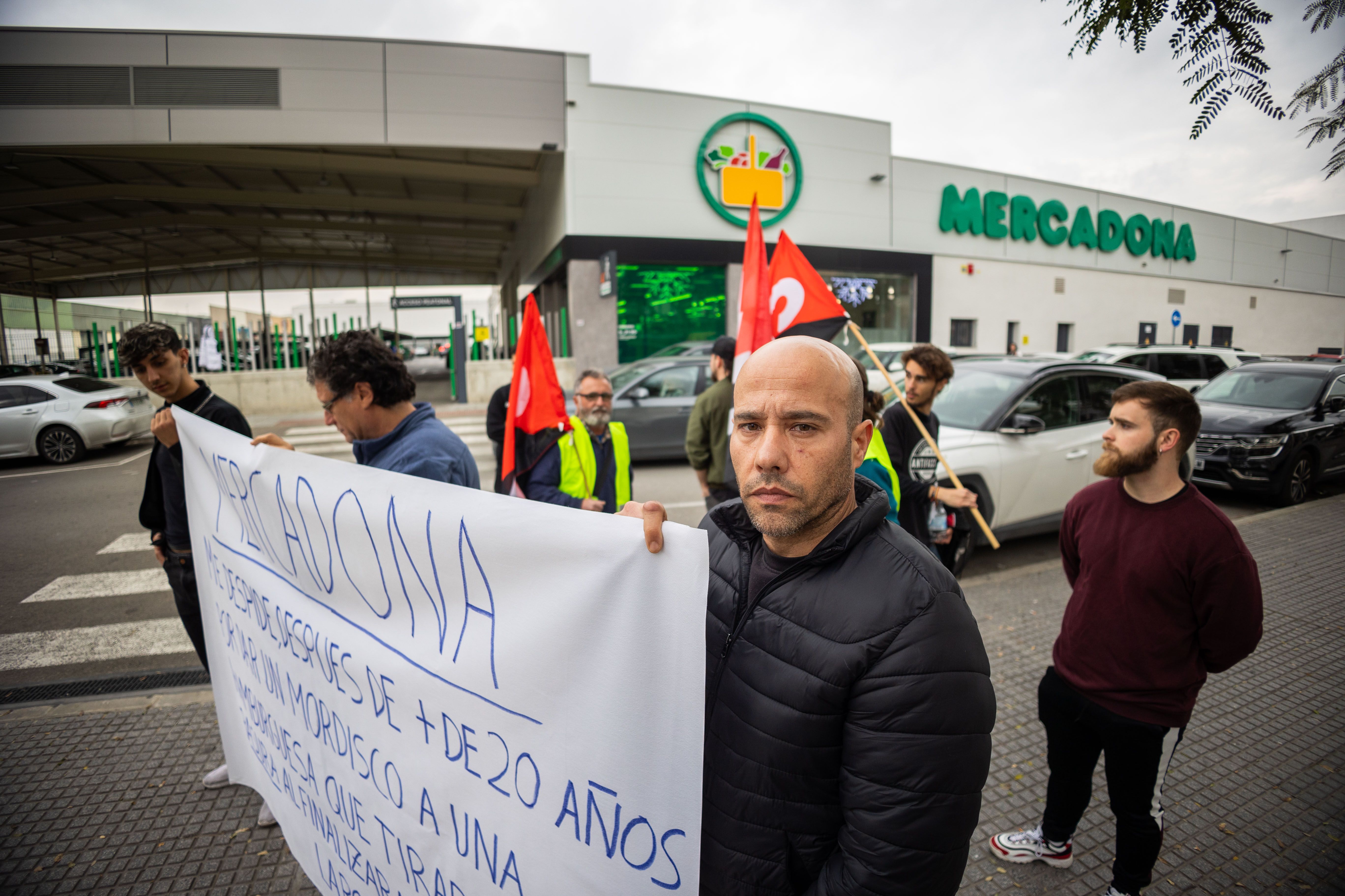 Israel García, despedido por Mercadona por dar un bocado a una hamburguesa. Israel García, despedido por Mercadona por dar un bocado a una hamburguesa.