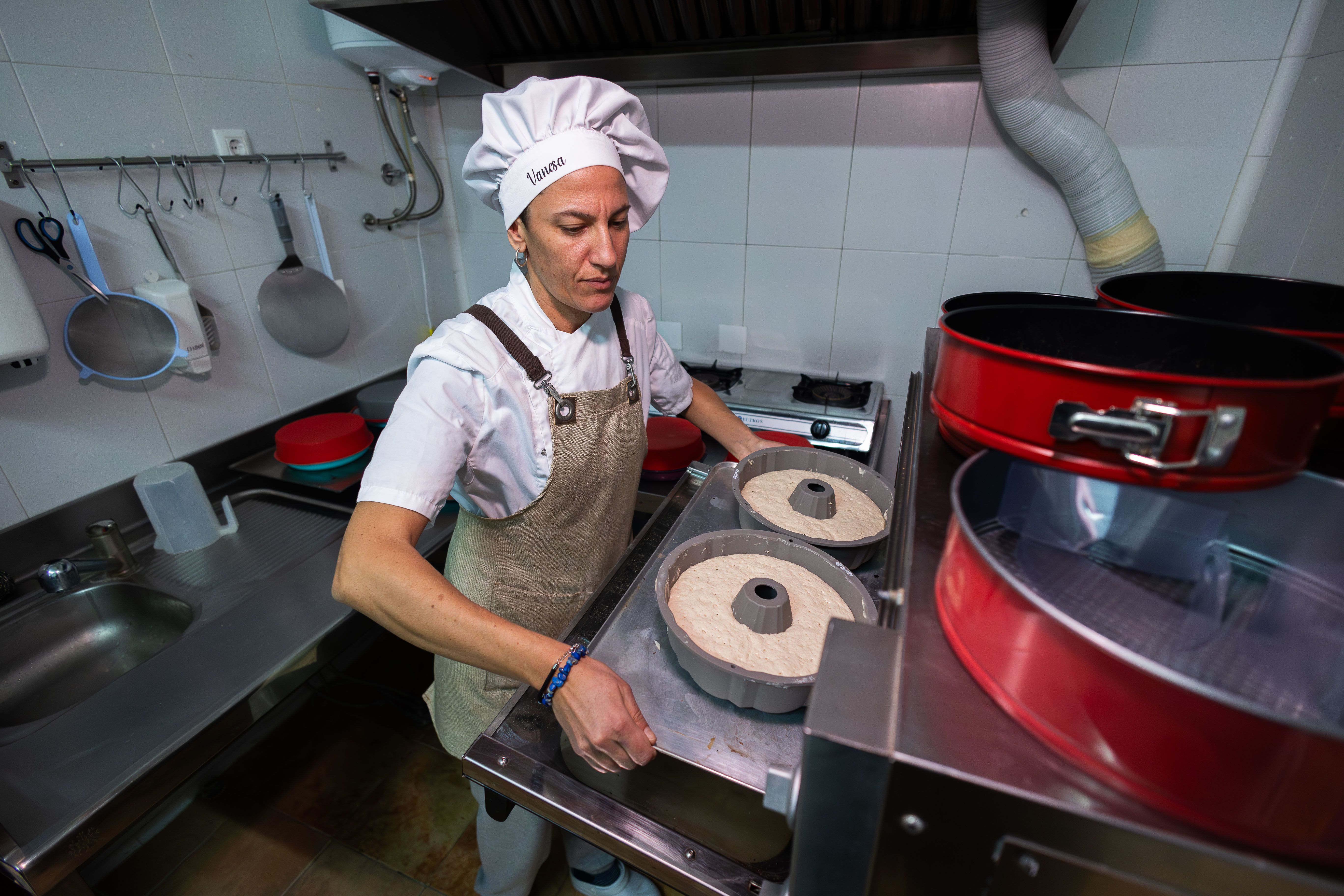 Vanesa introduce la masa en el horno.