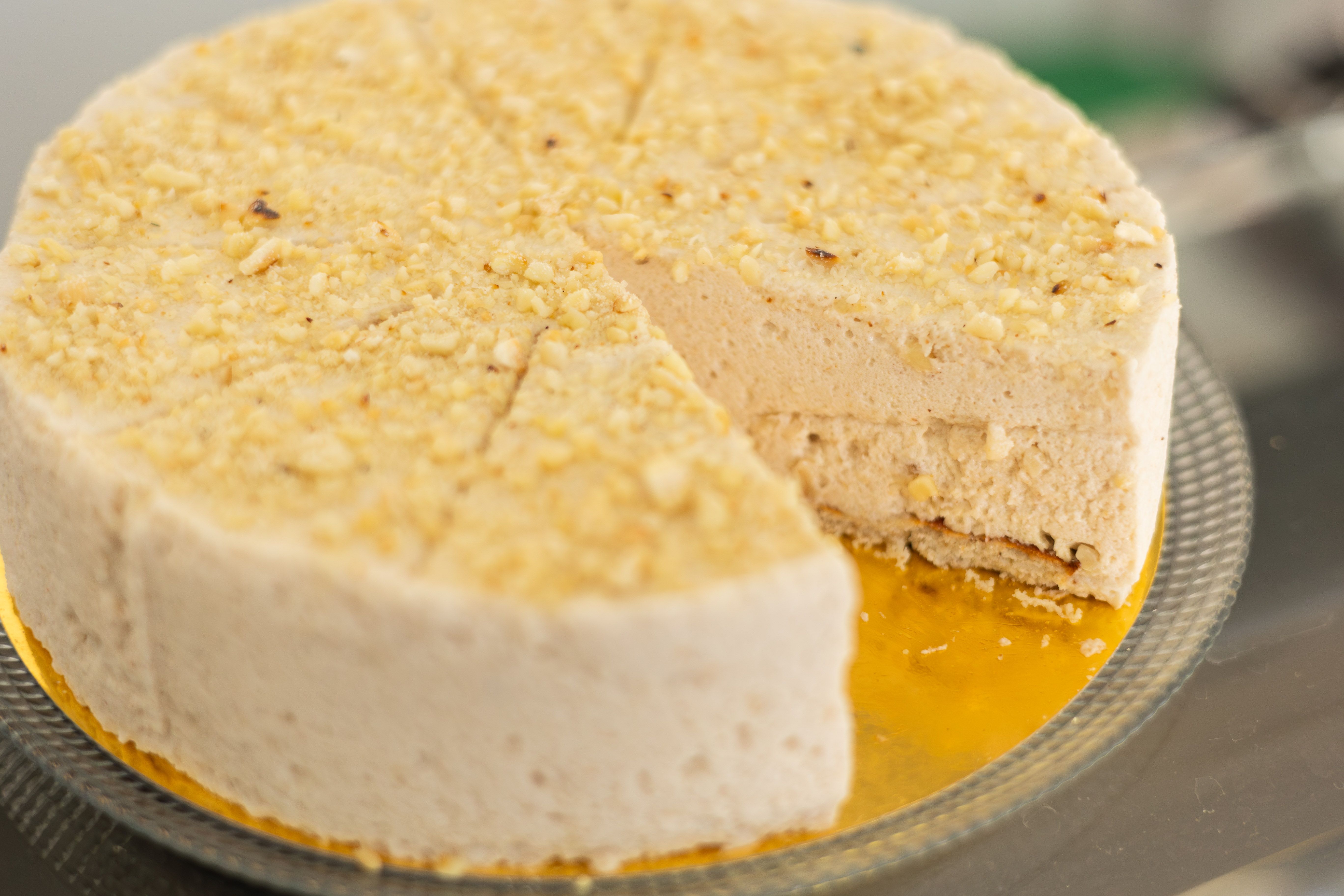 Tarta de mousse de turrón.