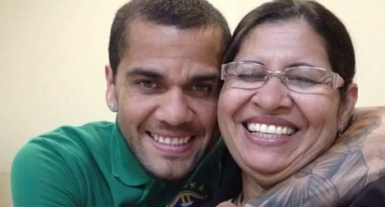 La madre de Dani Alves, junto al futbolista brasileño. La madre de Dani Alves, junto al futbolista brasileño.
