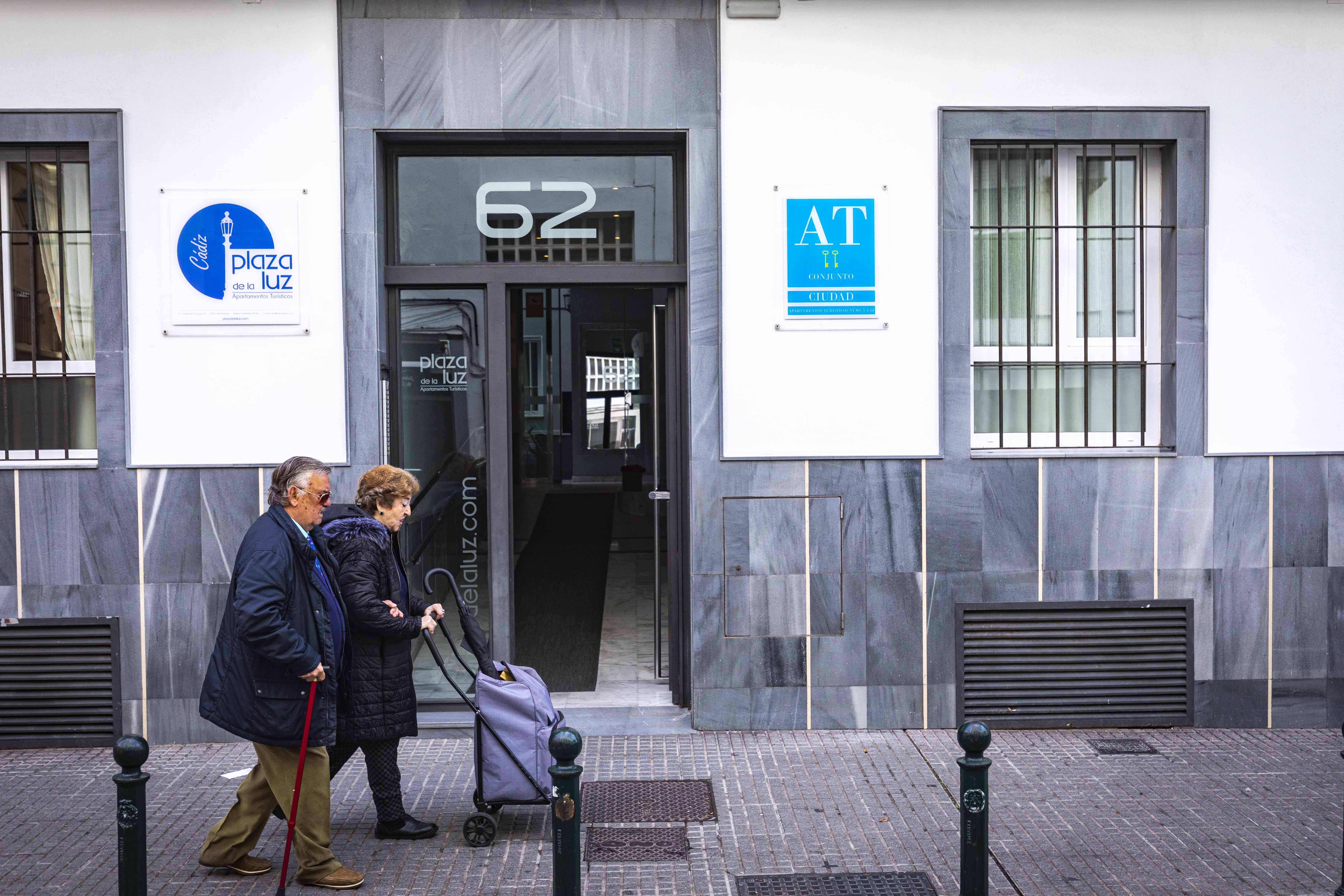 Apartamentos turísticos en el barrio de La Viña de Cádiz, este primer jueves de 2024.  GERMÁN MESA