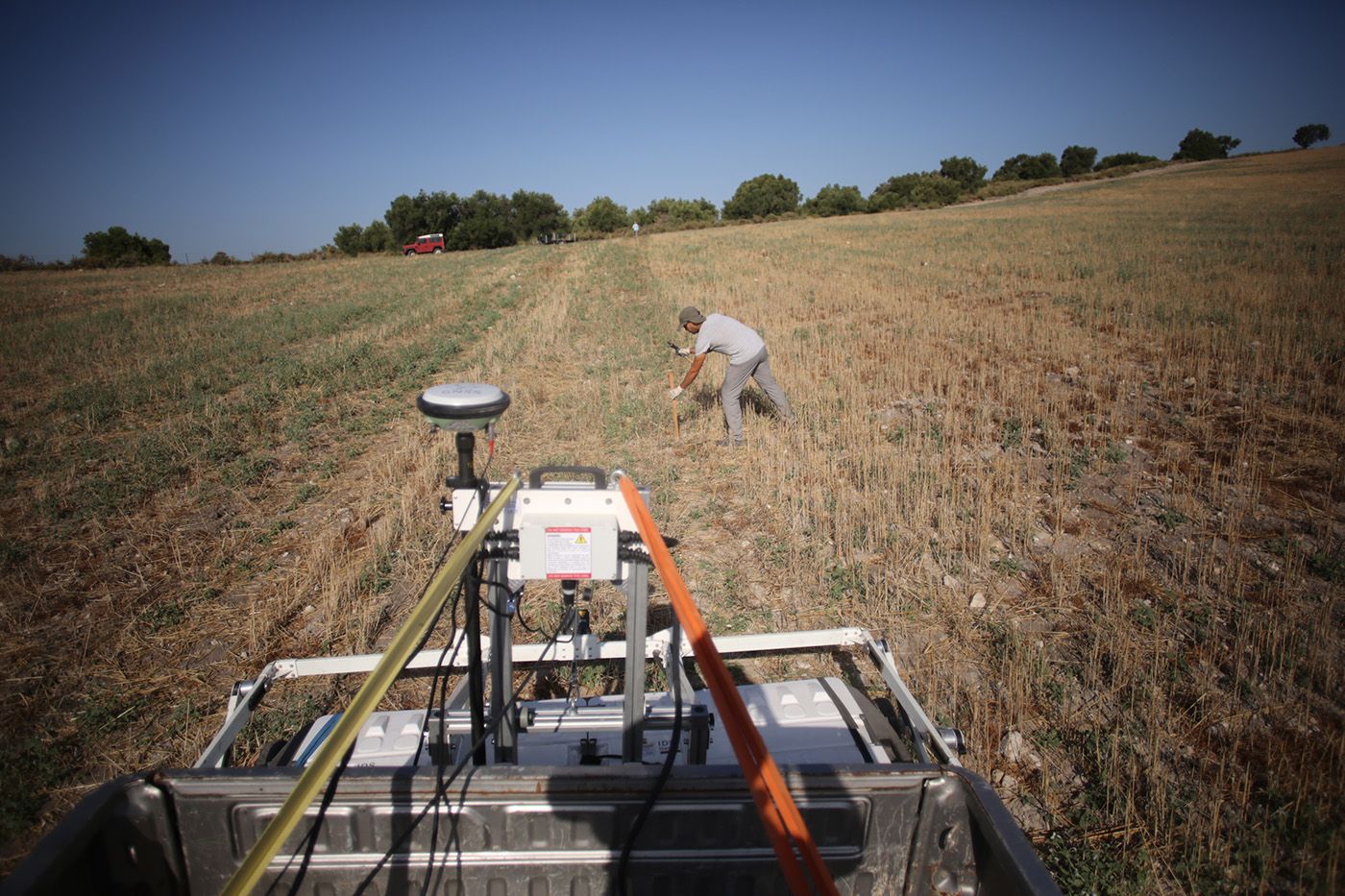 Un georradar analizando el terreno en el yacimiento de Asta Regia.