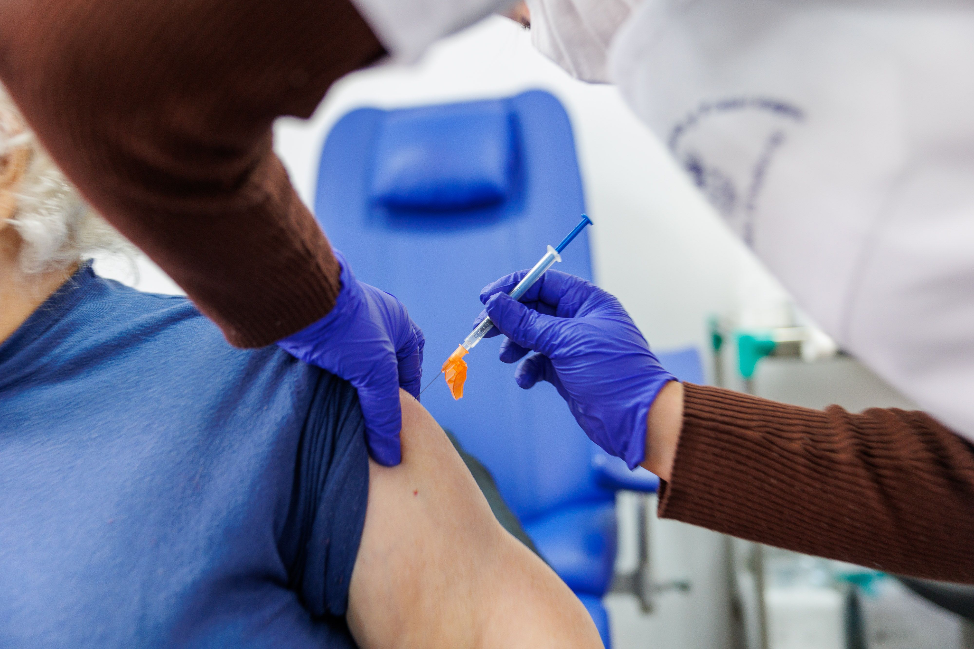 Vacunación contra la gripe. Una variante tiene en alerta a Europa y América.