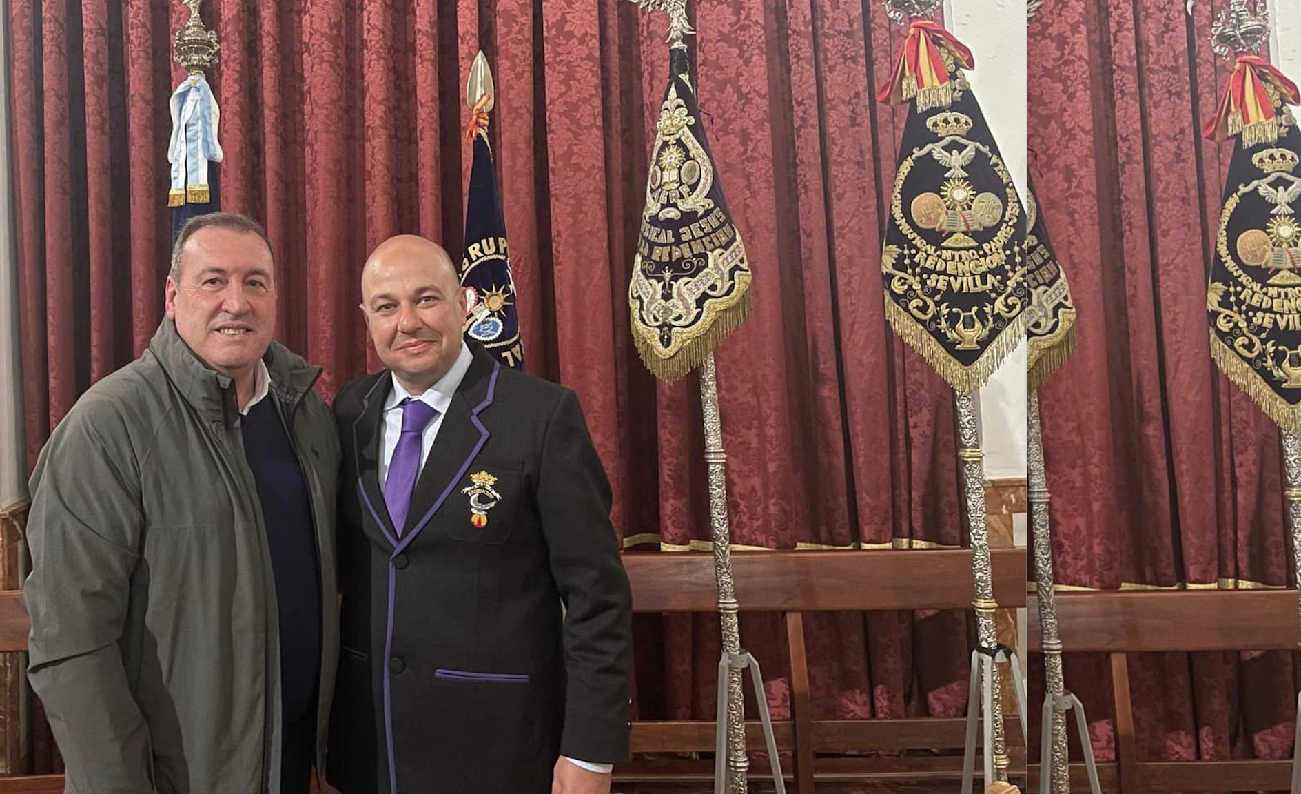 Guerrero con el director de la Agrupación de la Redención de Sevilla. 