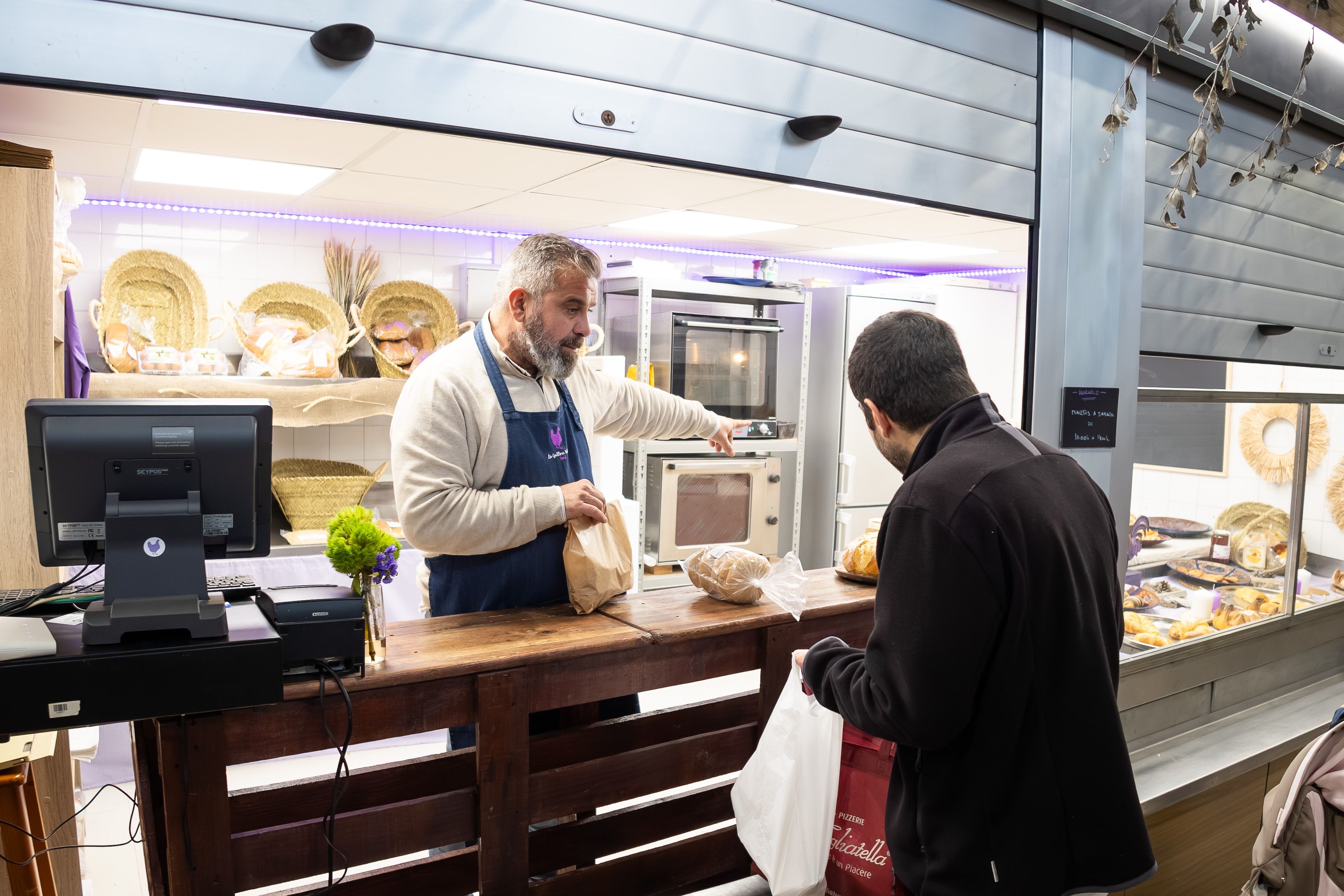 Toni Guillén atendiendo a un cliente.