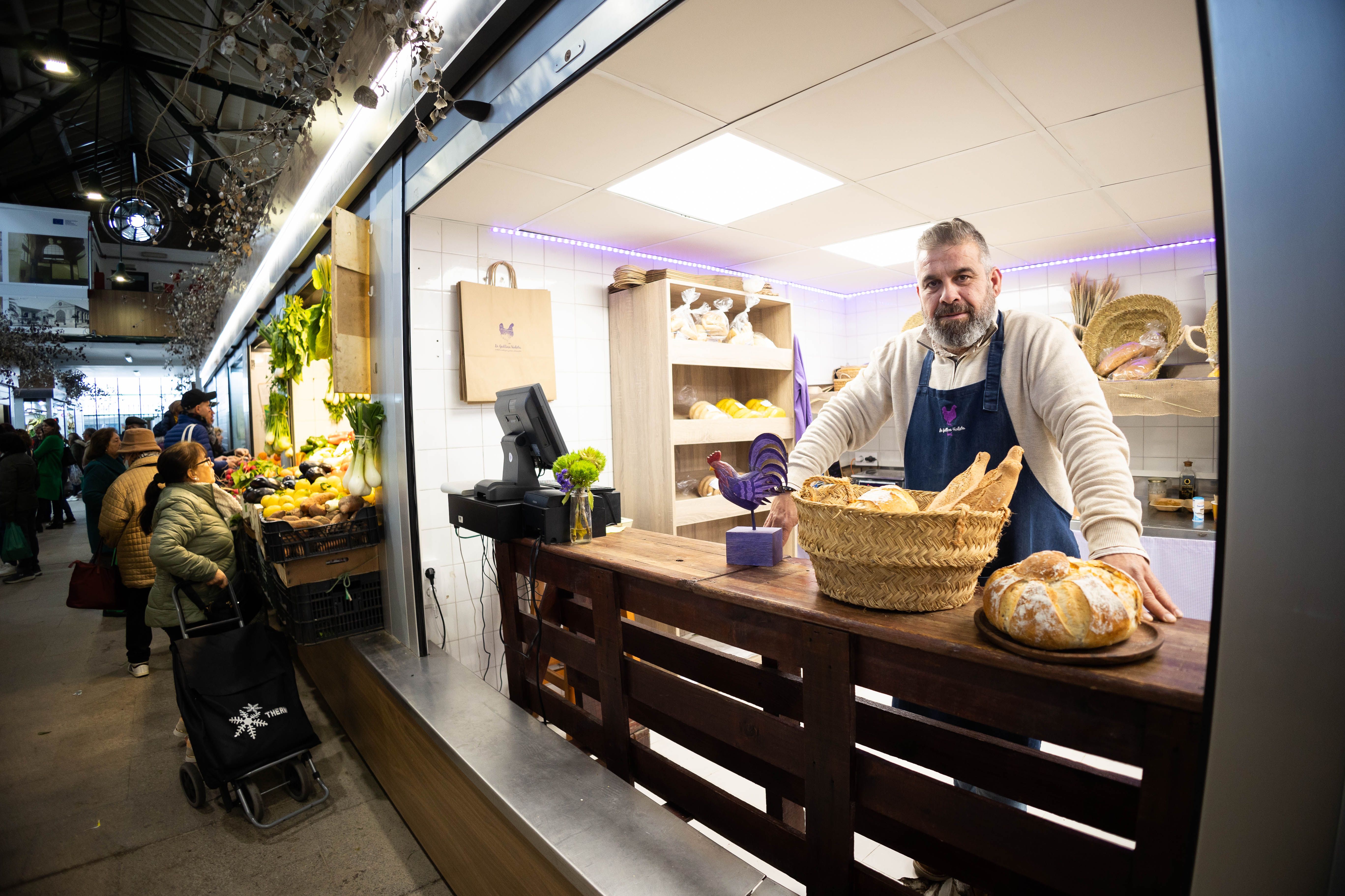 El Mercado de Abastos de Jerez crece: nuevo puesto dedicado al pan artesano y de calidad. Toni Guillén asomado al mostrador de 'La Gallina Violeta'.
