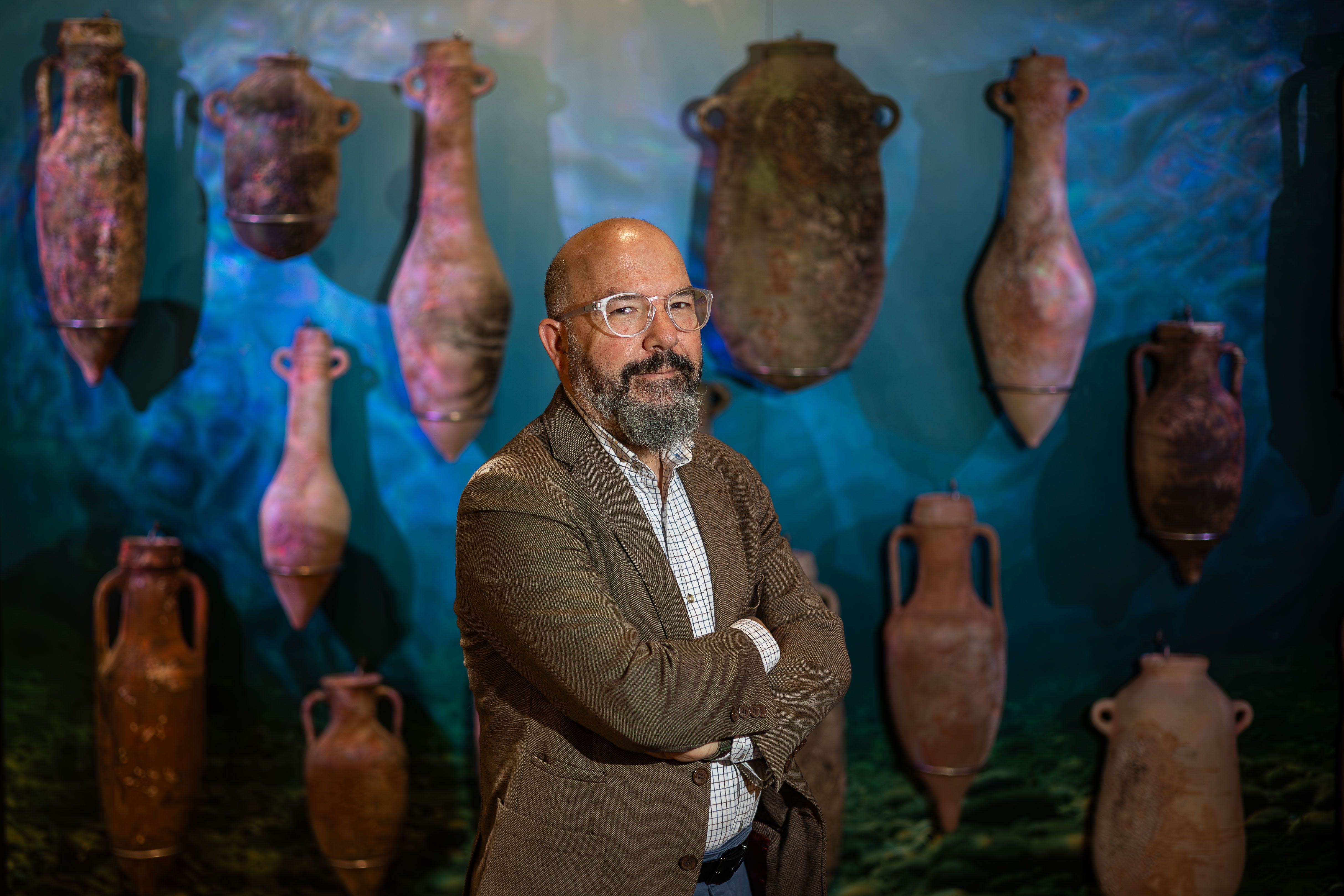 Juan Carlos muestra las distintas salas del centro chiclanero.