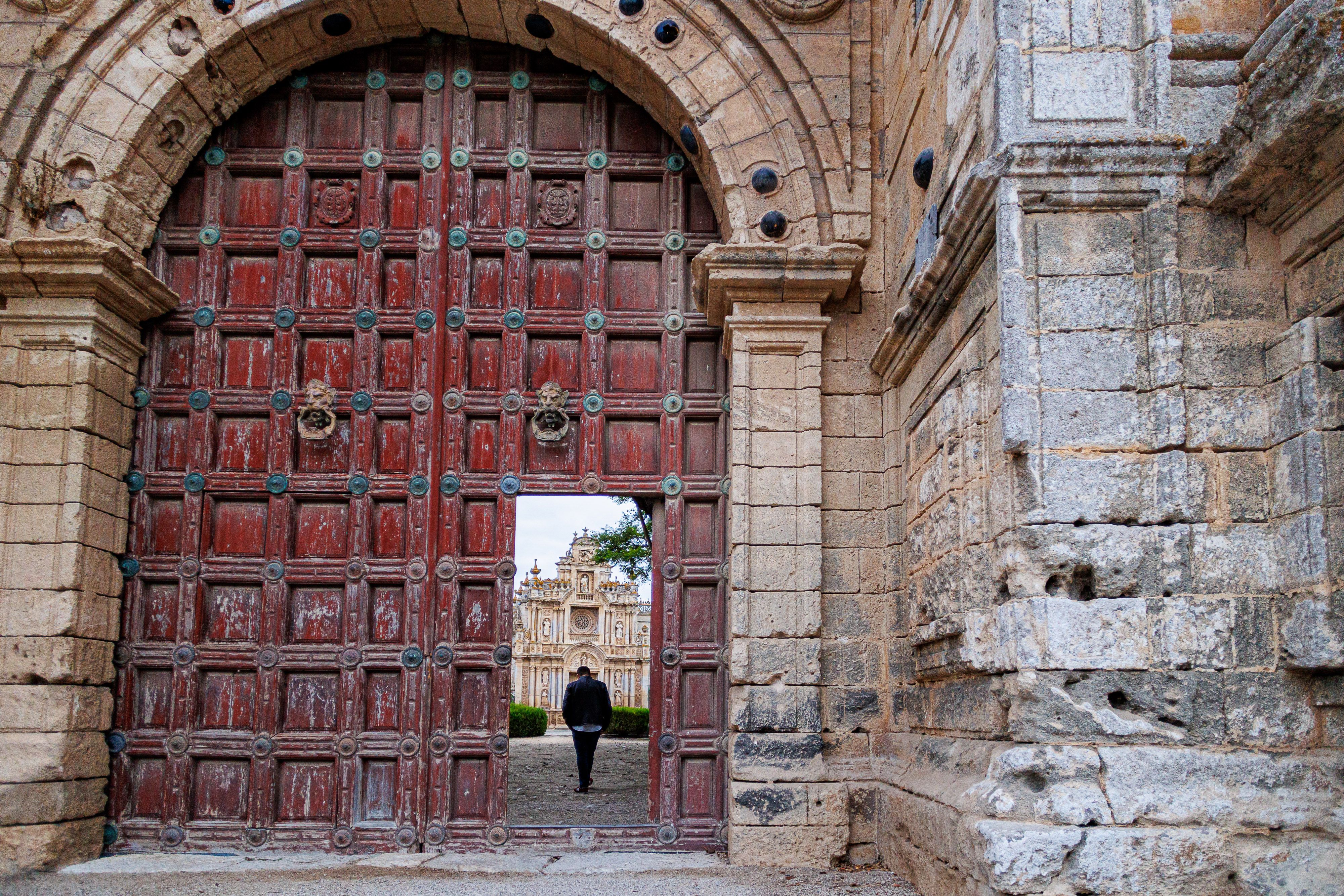 Futuro incierto para La Cartuja ante el año en el que dejará de tener vida monástica. En la imagen, el acceso principal al monasterio.