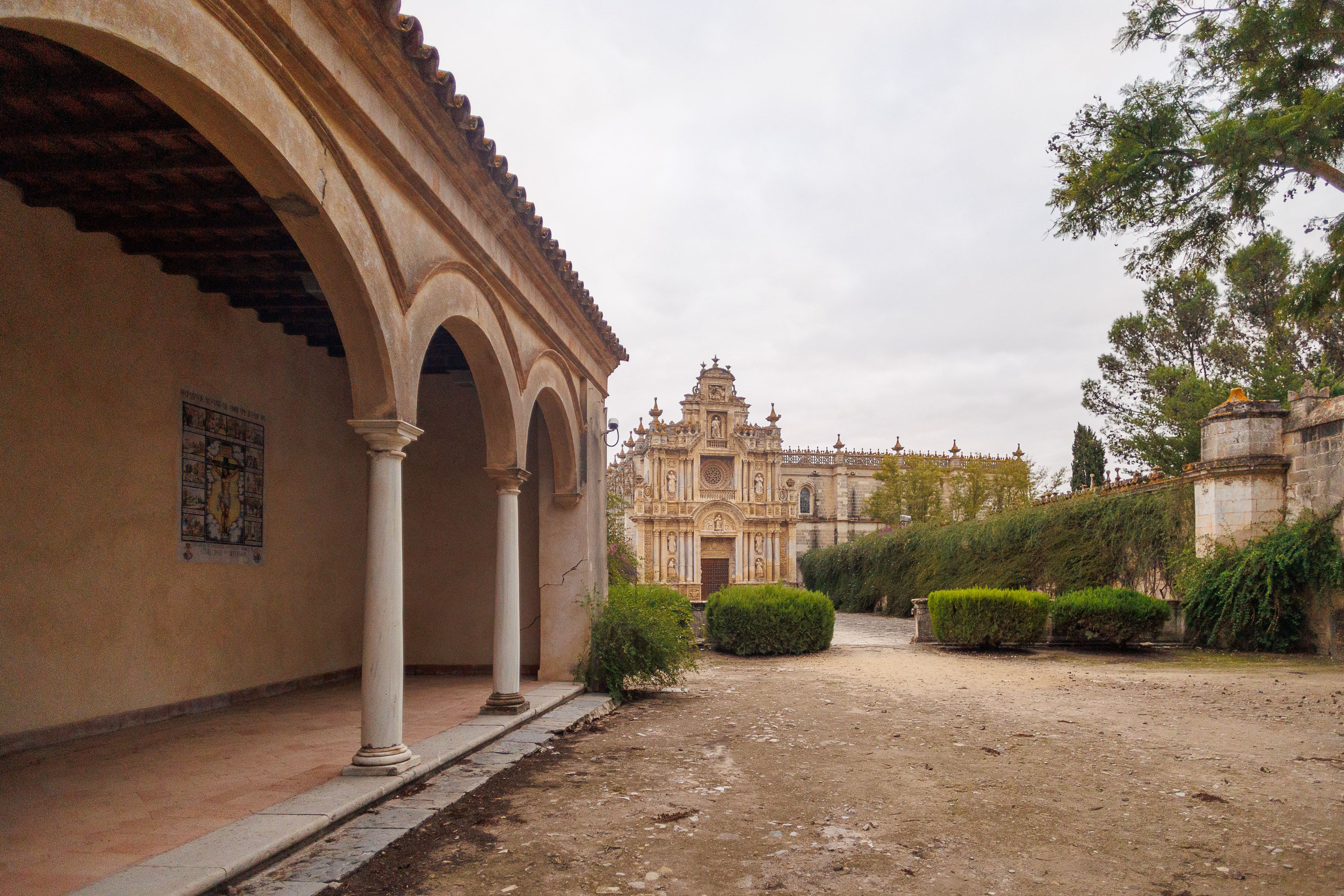 La capilla de los caminantes y, al fondo, el pórtico de la Iglesia. 