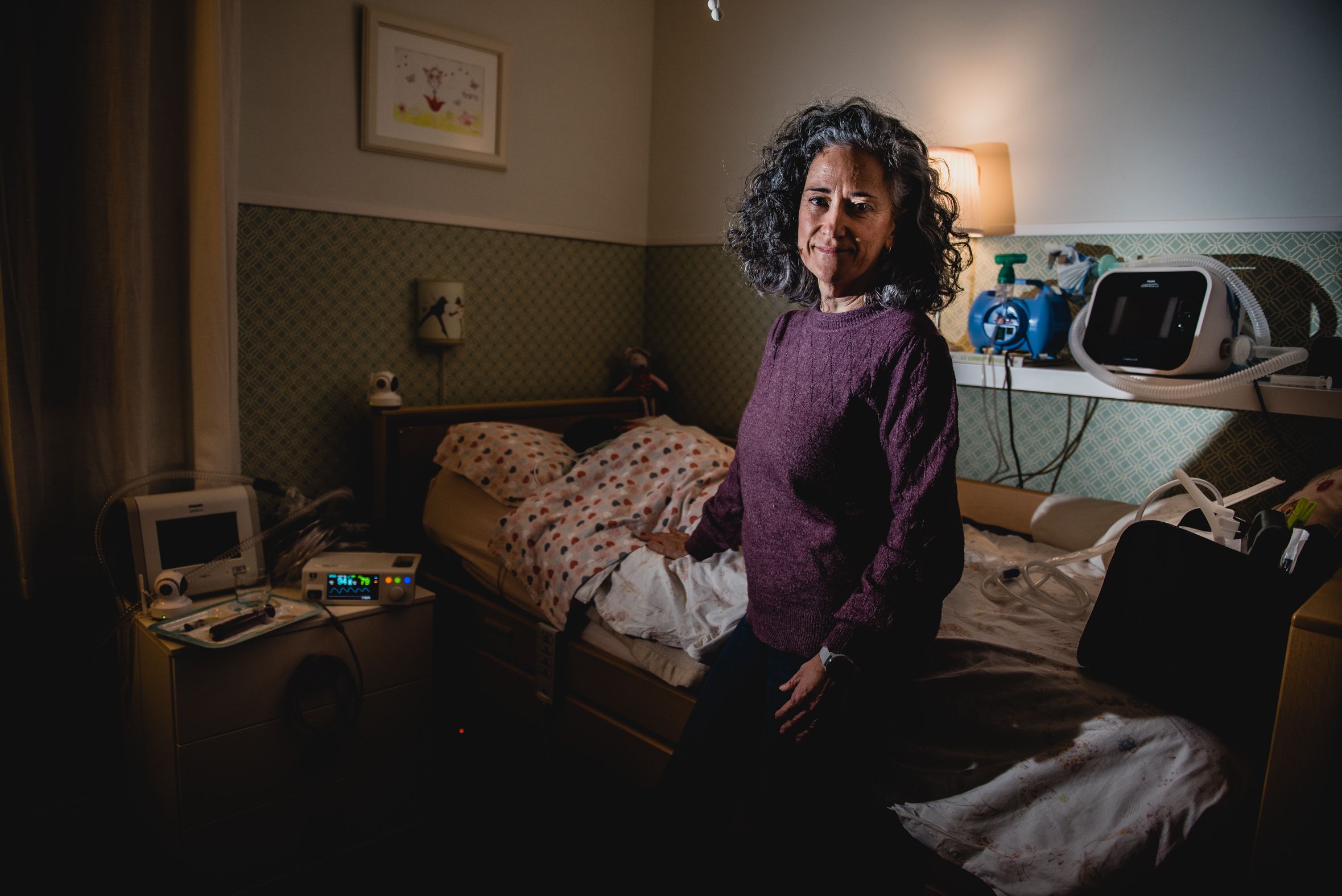 Inmaculada, madre de Sara, en la habitación de su hija, prácticamente "una UCI".