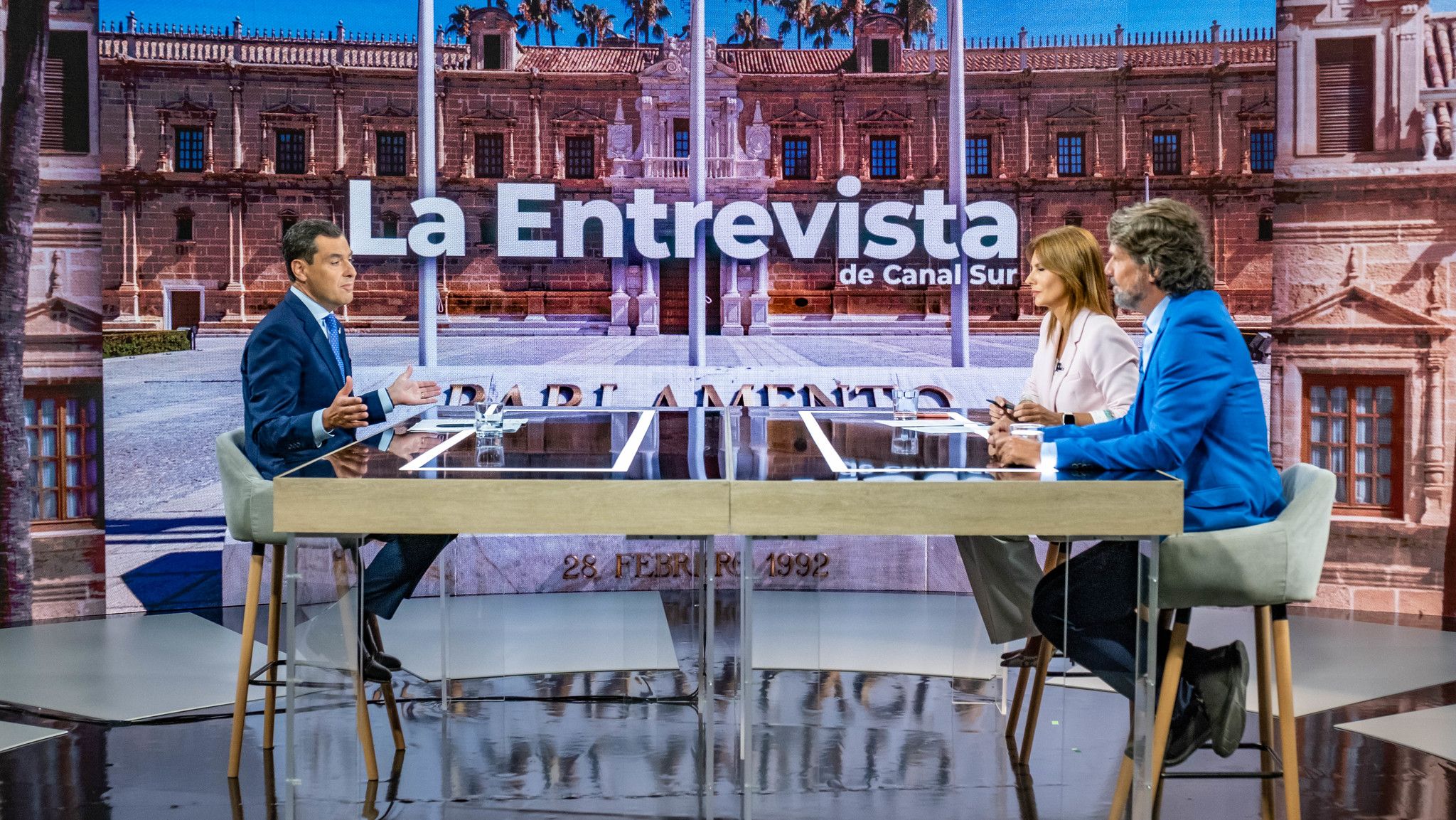 Juanma Moreno, en una entrevista en uno de los programas informativos de Canal Sur TV, en una imagen de archivo.