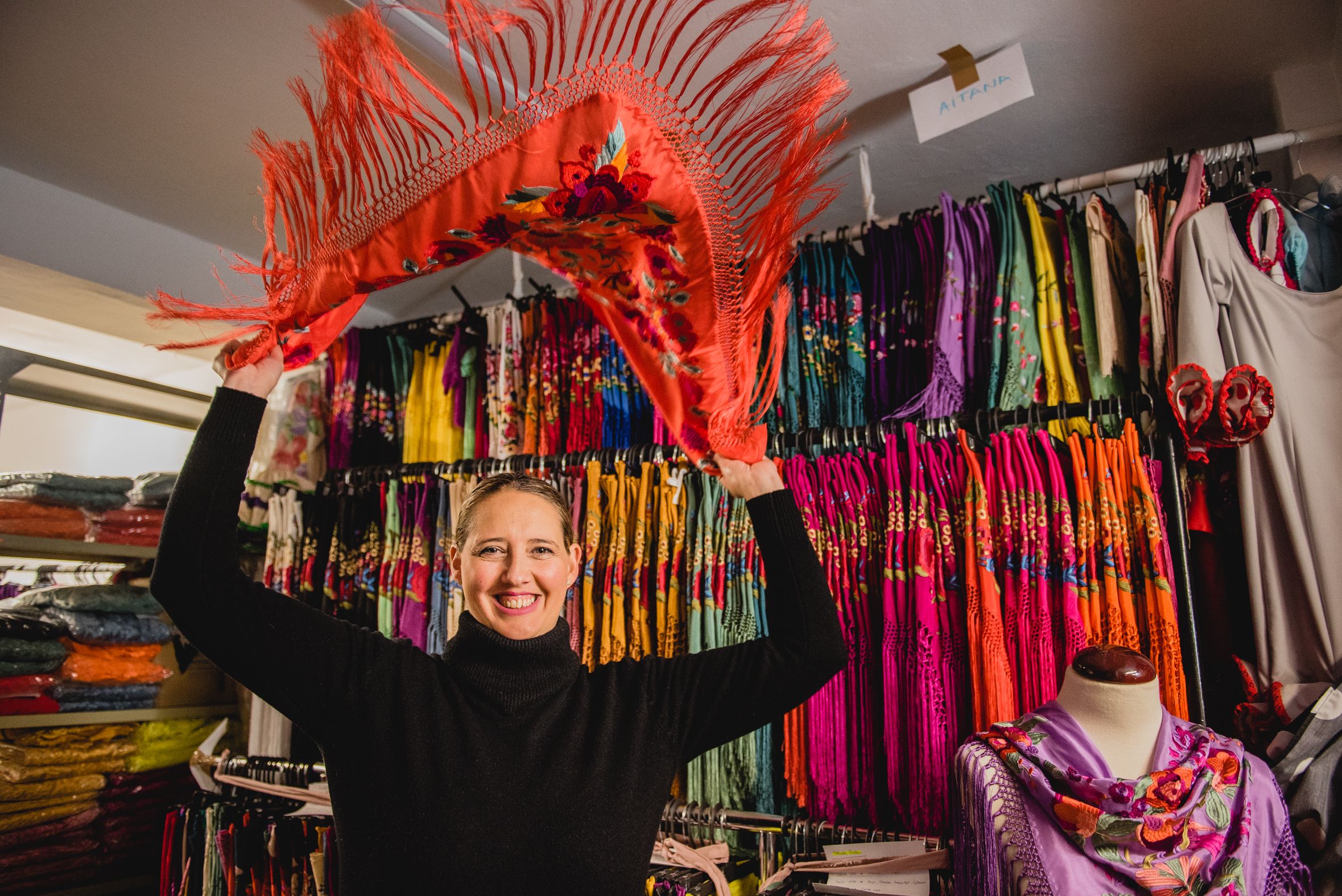 Mercedes Domínguez, en su taller en Cantillana, con un mantón.