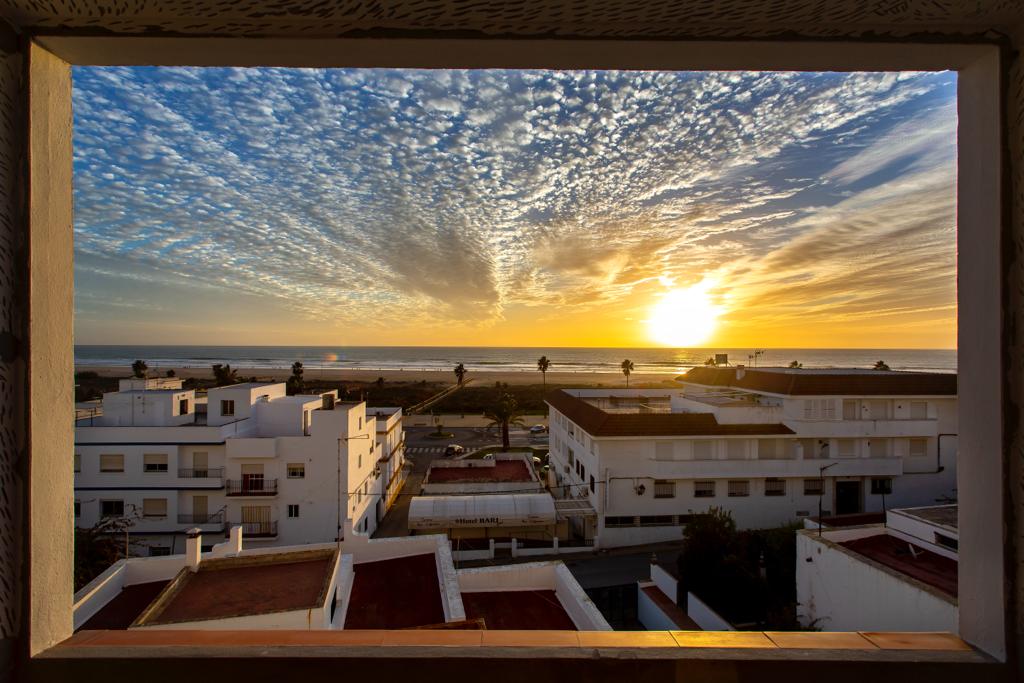 Vista del atardecer en Los Bateles desde una ventana de Puerta Cai.