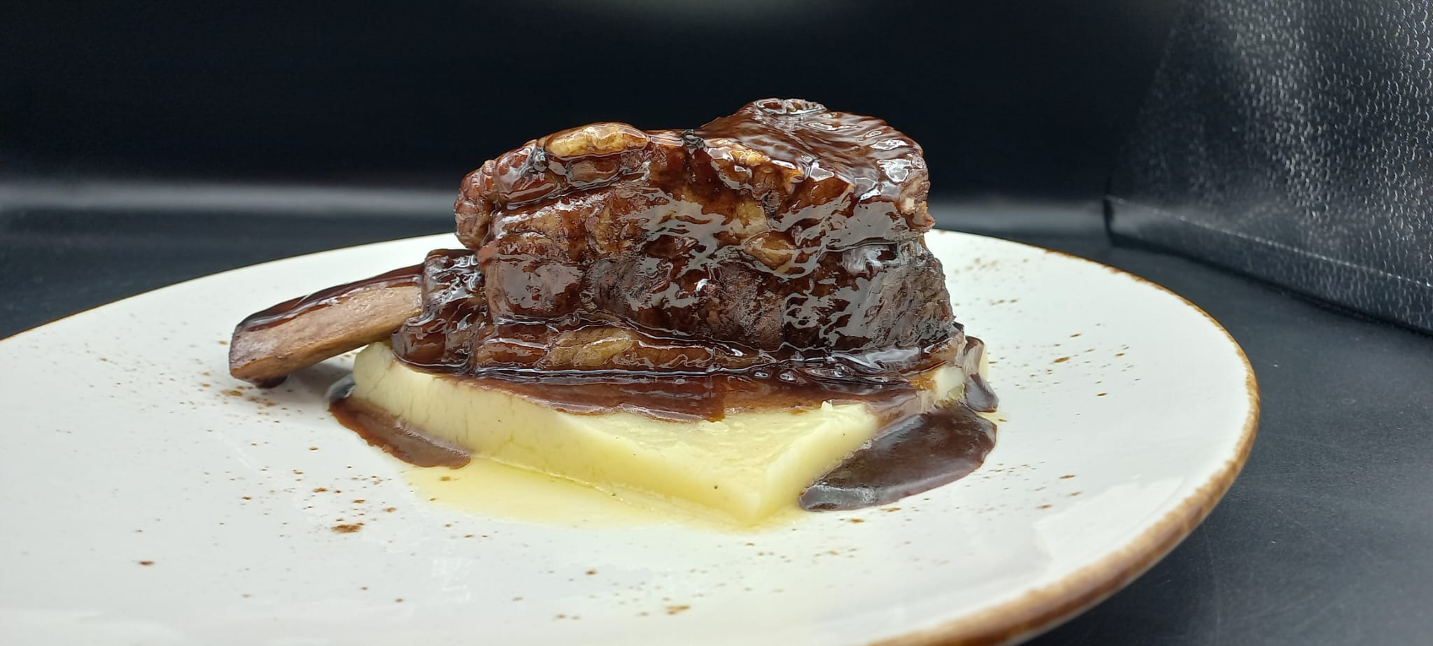 Costilla de retinto a baja temperatura de La Almazara, premiada en la ruta gastronómica local,