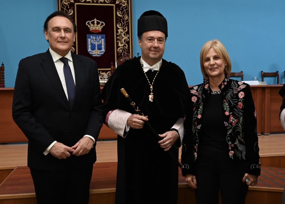 El nuevo rector junto al consejero y la alcaldesa de Jerez.