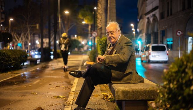El escritor Juan Pedro Cosano, siempre con su literatura "en hora". 