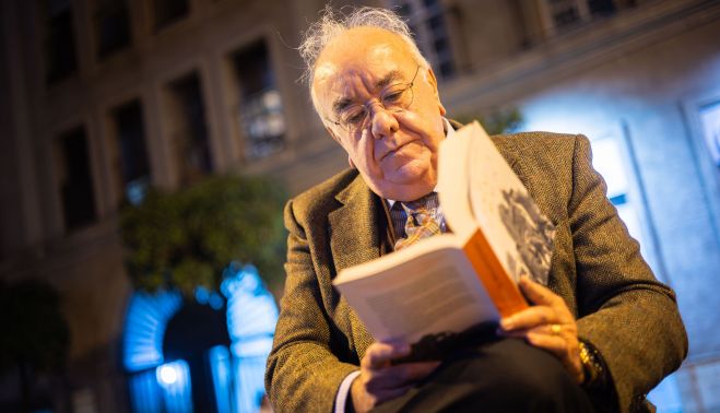Juan Pedro Cosano con un ejemplar de 'El abogado de rojos'.