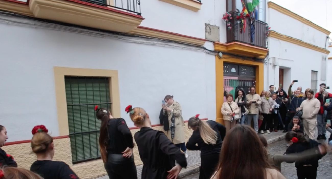 'Flashmob' en recuerdo a Lola Flores delante de la casa donde nació.