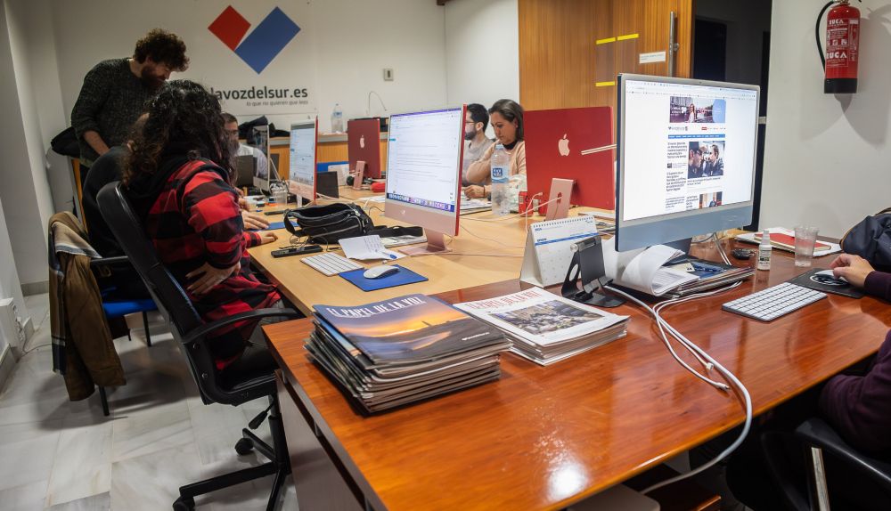 Parte de la redacción de lavozdelsur.es, trabajando en la edición digital del periódico andaluz, que crece en audiencia y facturación un año más.