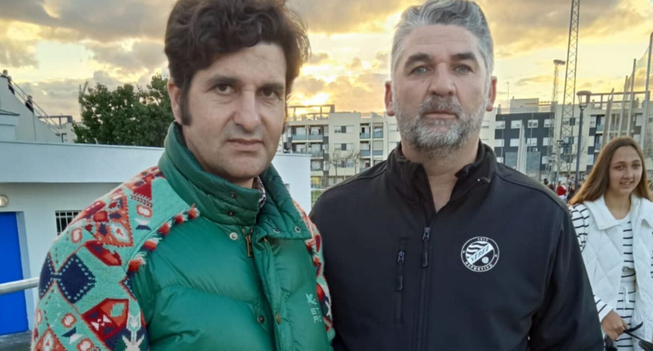 Morante de la Puebla, junto a José Granados, encargado del material del Xerez DFC. Morante de la Puebla, junto a José Granados, encargado del material del Xerez DFC.