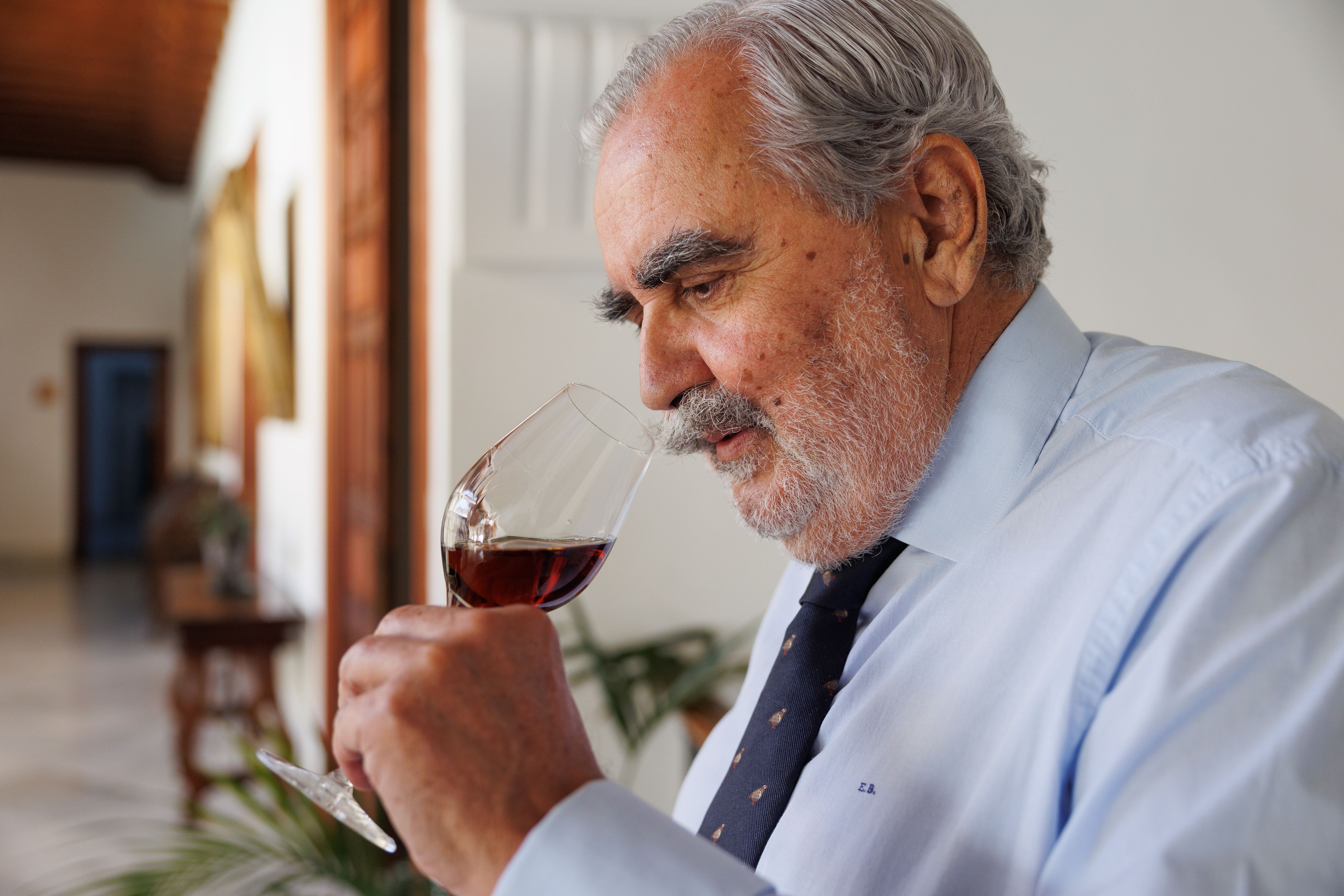 Evaristo Babé percibe el aroma de una copa de jerez.
