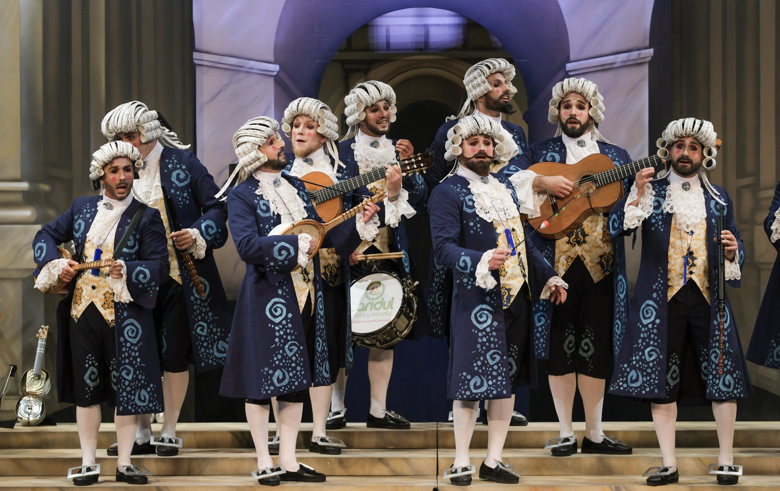 'La chirigota clásica', la chirigota de Manolín Santander.  FOTO: MANUEL FERNÁNDEZ