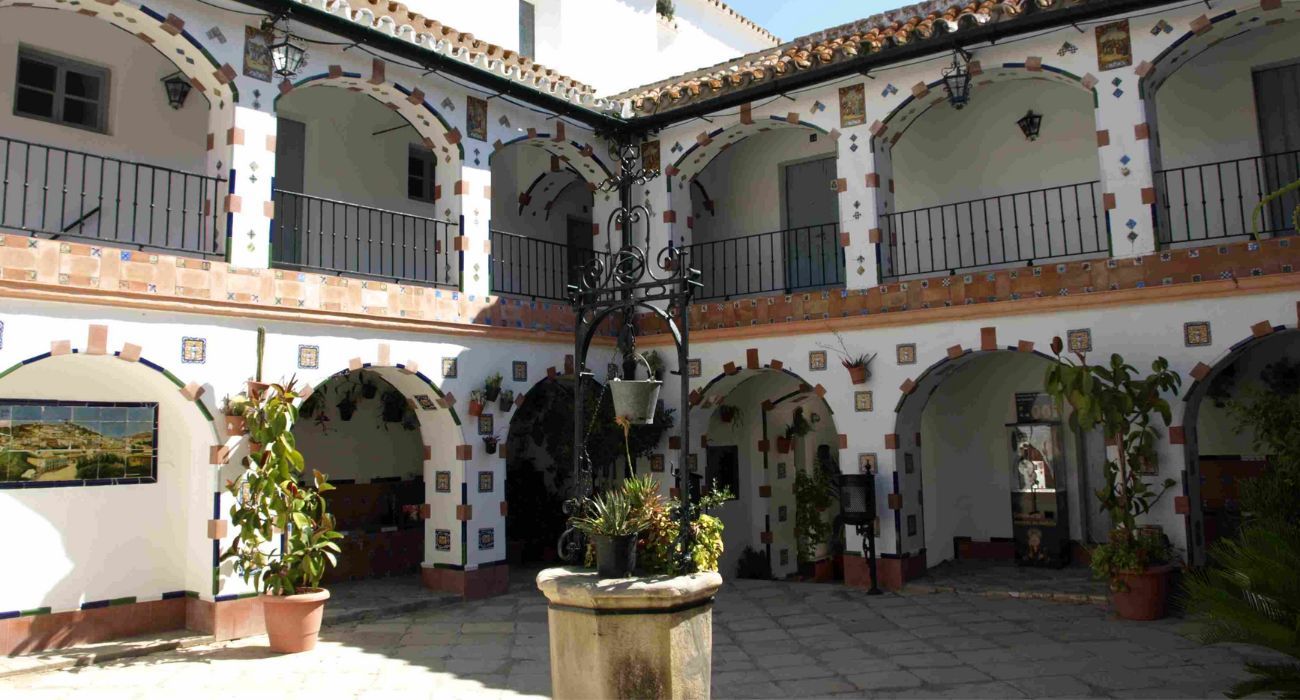 El patio andaluz que da la bienvenida a los fieles que visitan el Santuario de Nuestra Señora de los Santos. El patio andaluz que da la bienvenida a los fieles que visitan el Santuario de Nuestra Señora de los Santos.