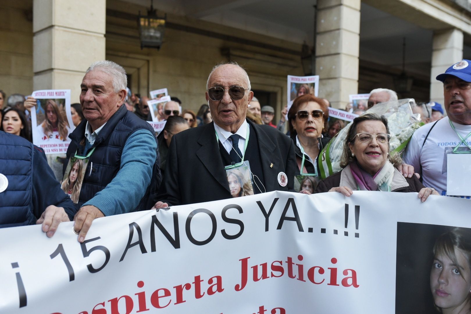José Antonio Casanueva, abuelo de Marta del Castillo, sujetando la pancarta que recuerda a su nieta.
