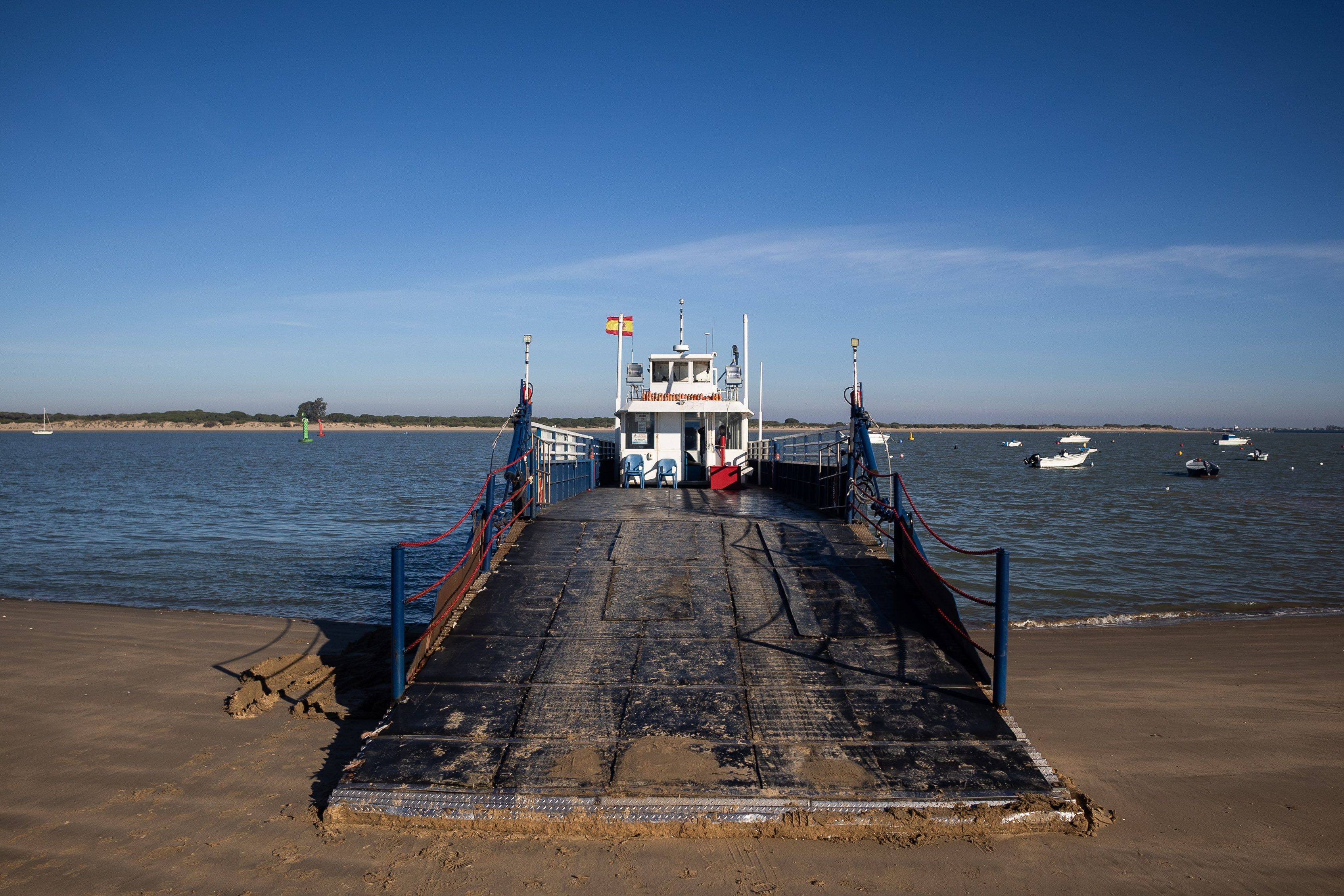 La barcaza con Doñana al fondo.
