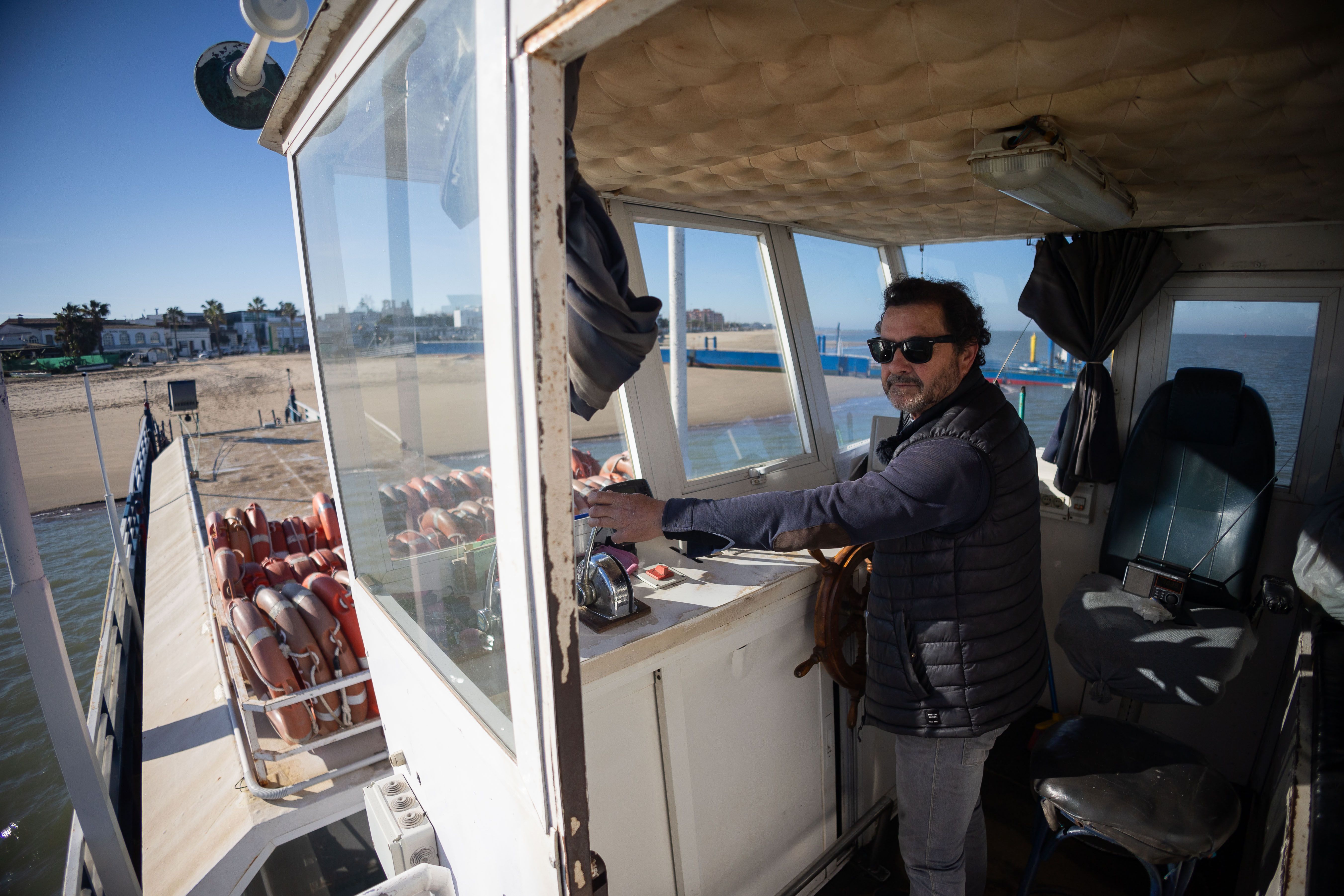 Cristóbal Anillo, sanluqueño que cruza el río Guadalquivir desde Bajo de Guía a Doñana desde hace más de 40 años. Cristóbal Anillo, sanluqueño que cruza el río Guadalquivir desde Bajo de Guía a Doñana desde hace más de 40 años.