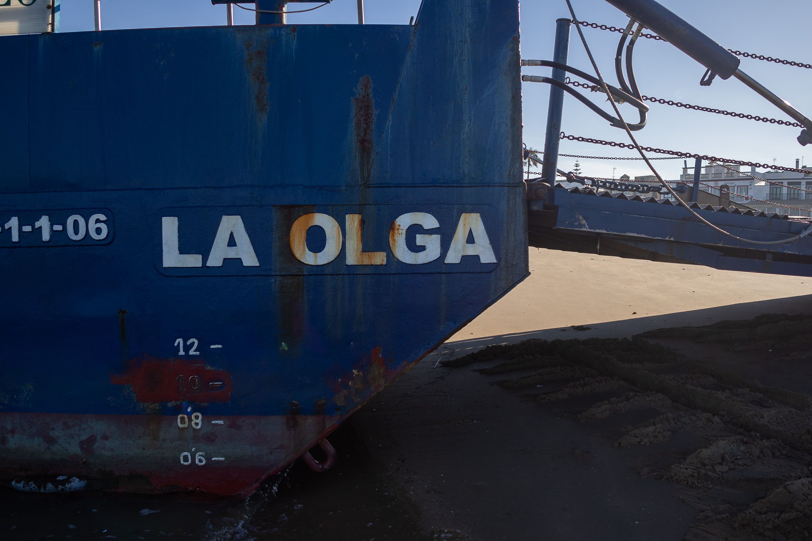 El nombre de la embarcación con la que cruza el río a diario.